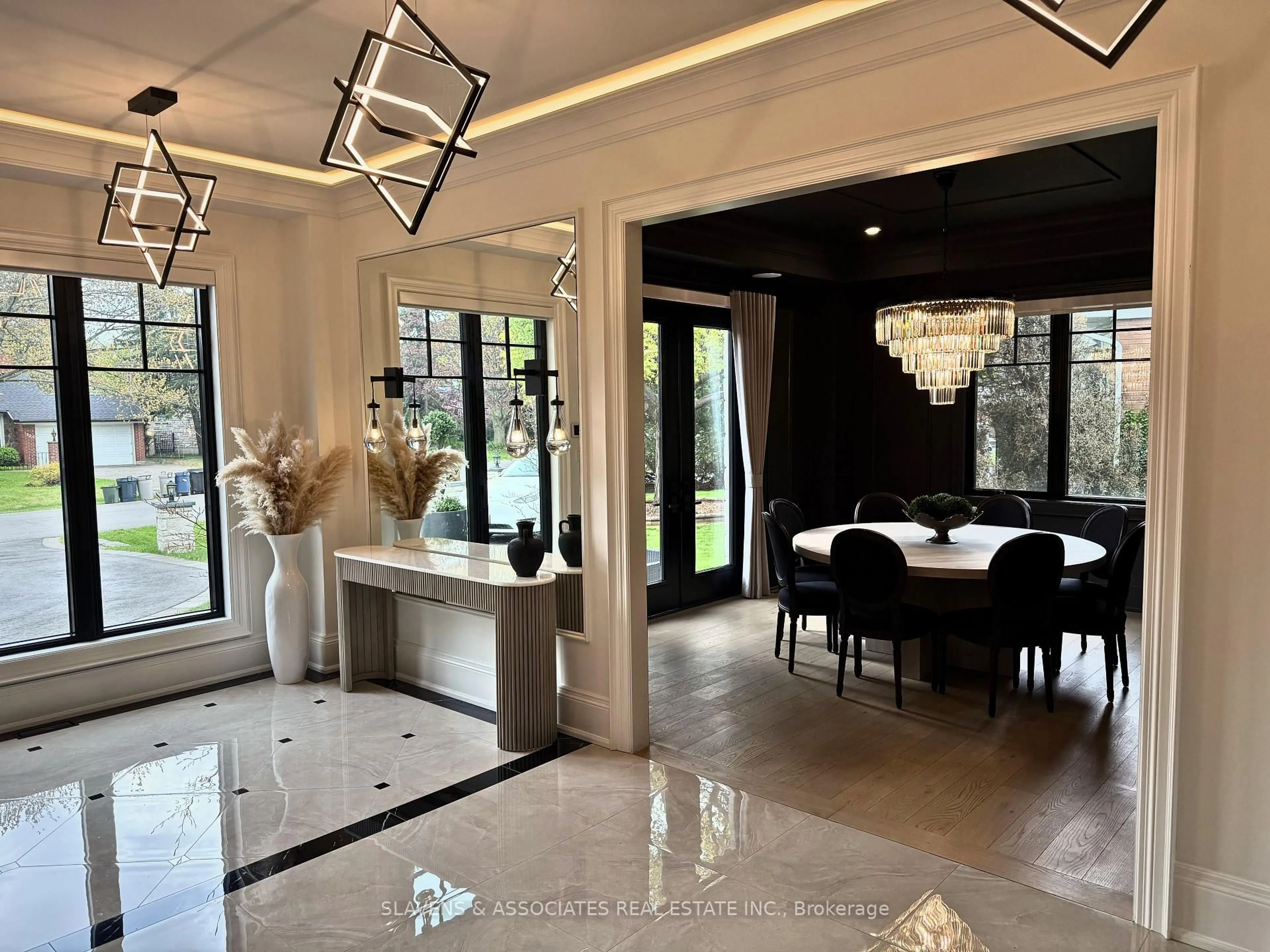Indoor foyer for 1529 Venetia Dr, Oakville Ontario L6L 1K8