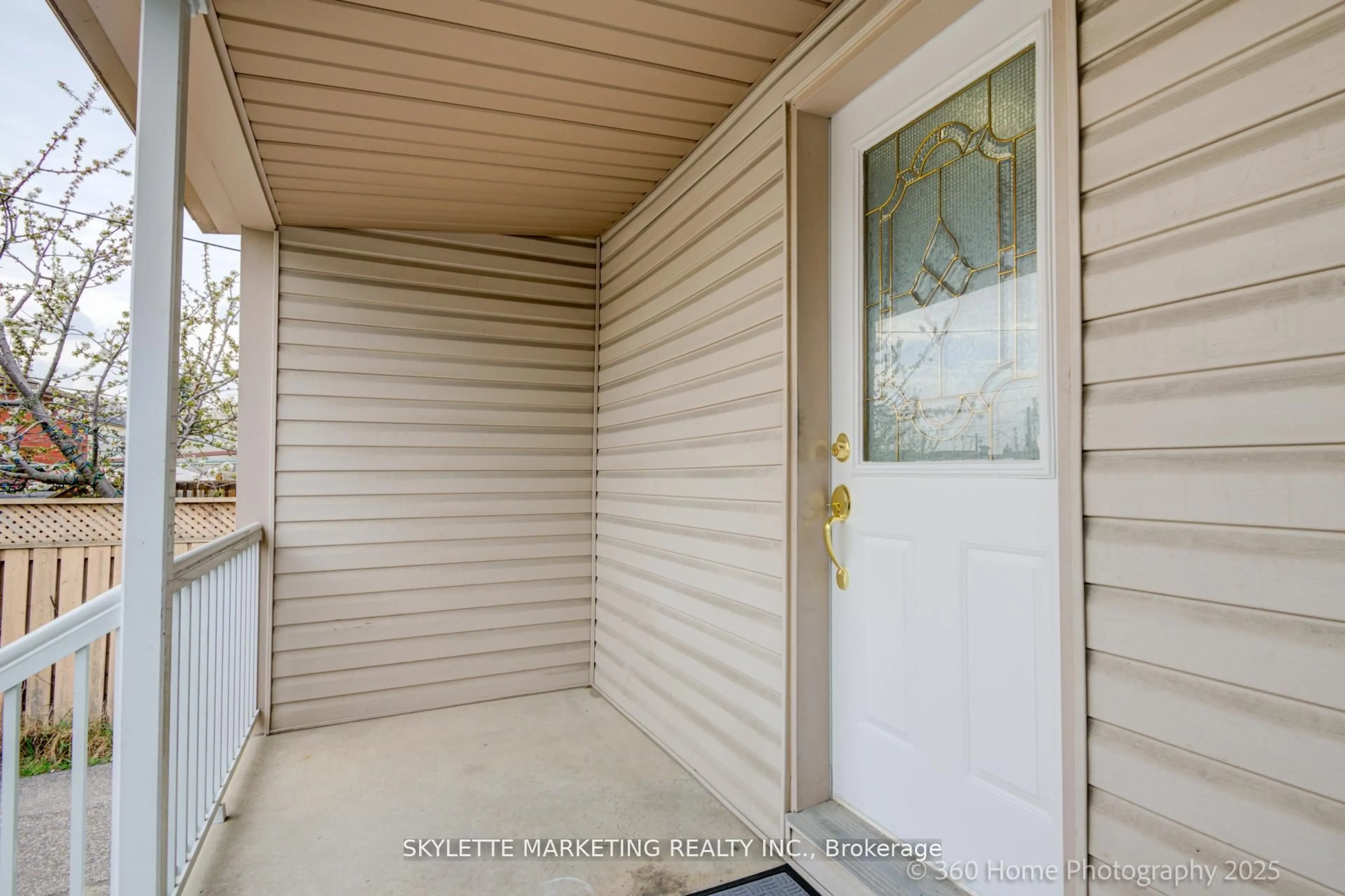 Indoor entryway for 184 Scott Rd, Toronto Ontario M6M 3T8