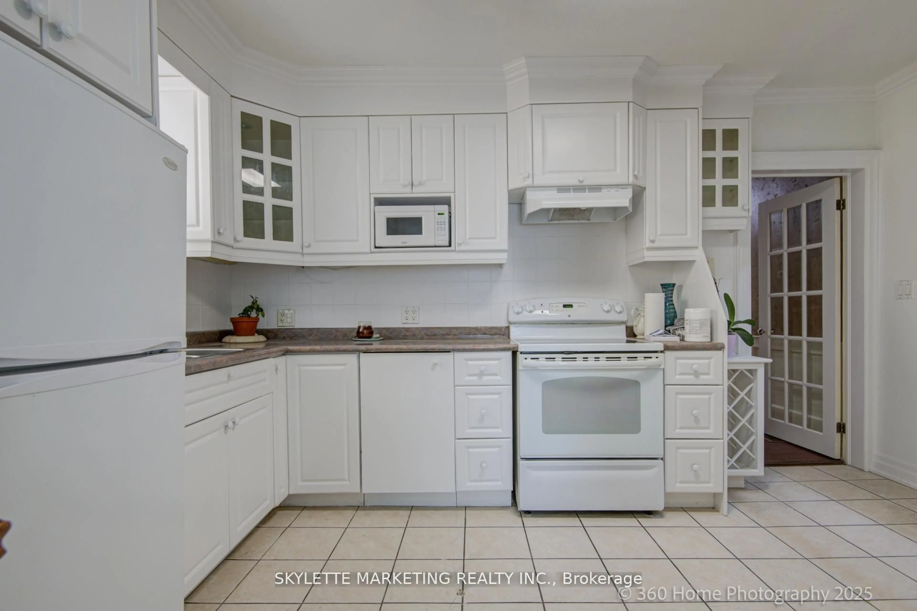 Standard kitchen, ceramic/tile floor for 184 Scott Rd, Toronto Ontario M6M 3T8
