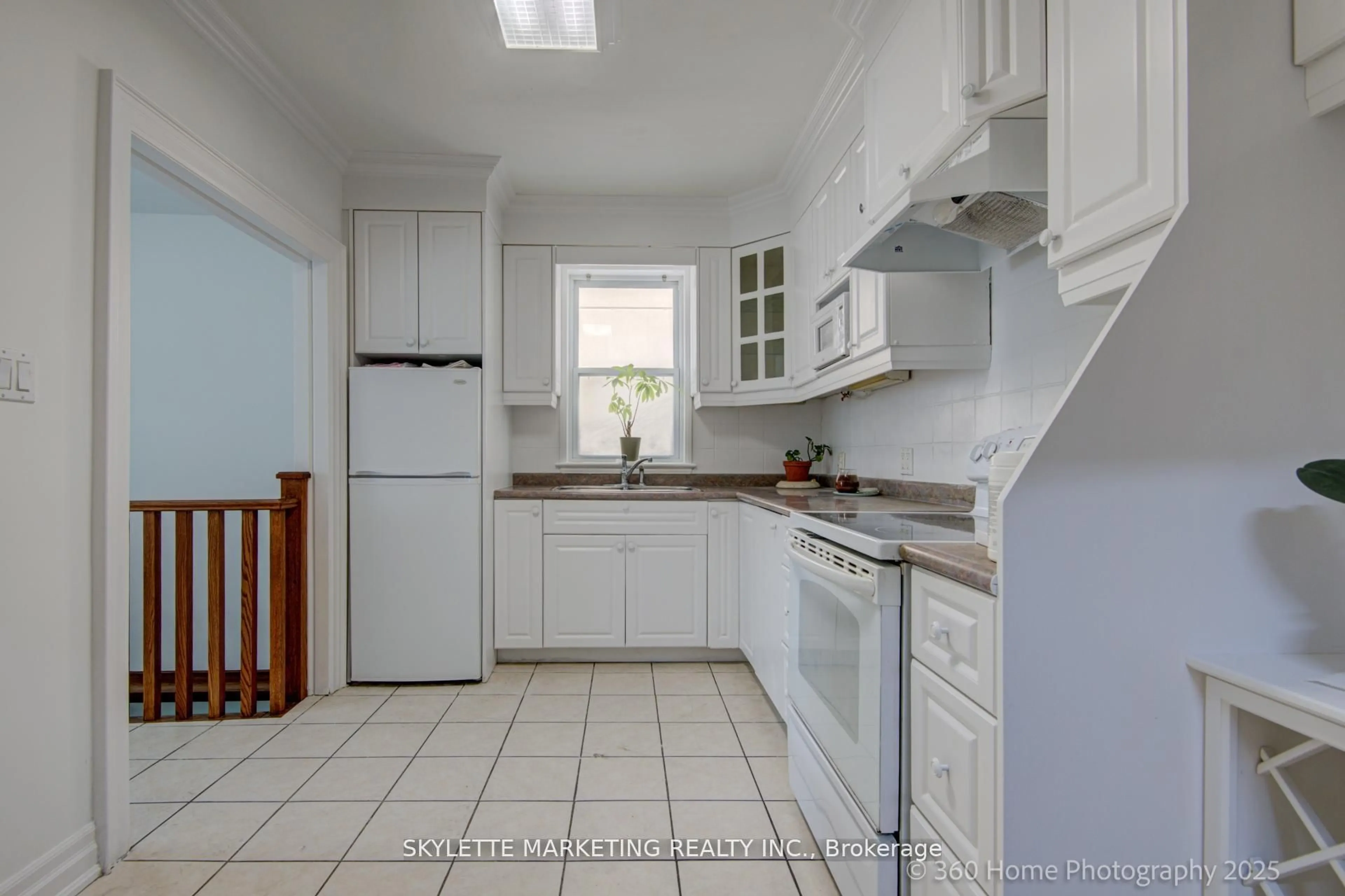 Standard kitchen, ceramic/tile floor for 184 Scott Rd, Toronto Ontario M6M 3T8