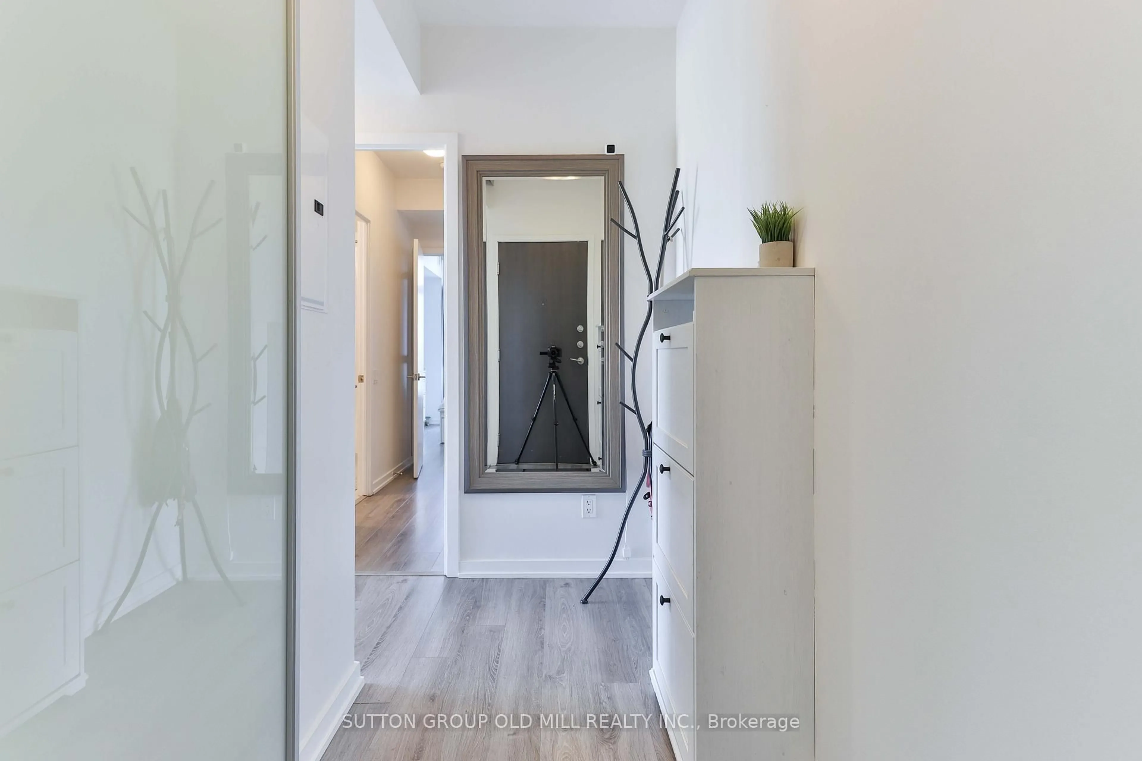 Indoor entryway for 103 The Queensway N/A #714, Toronto Ontario M6S 5B3