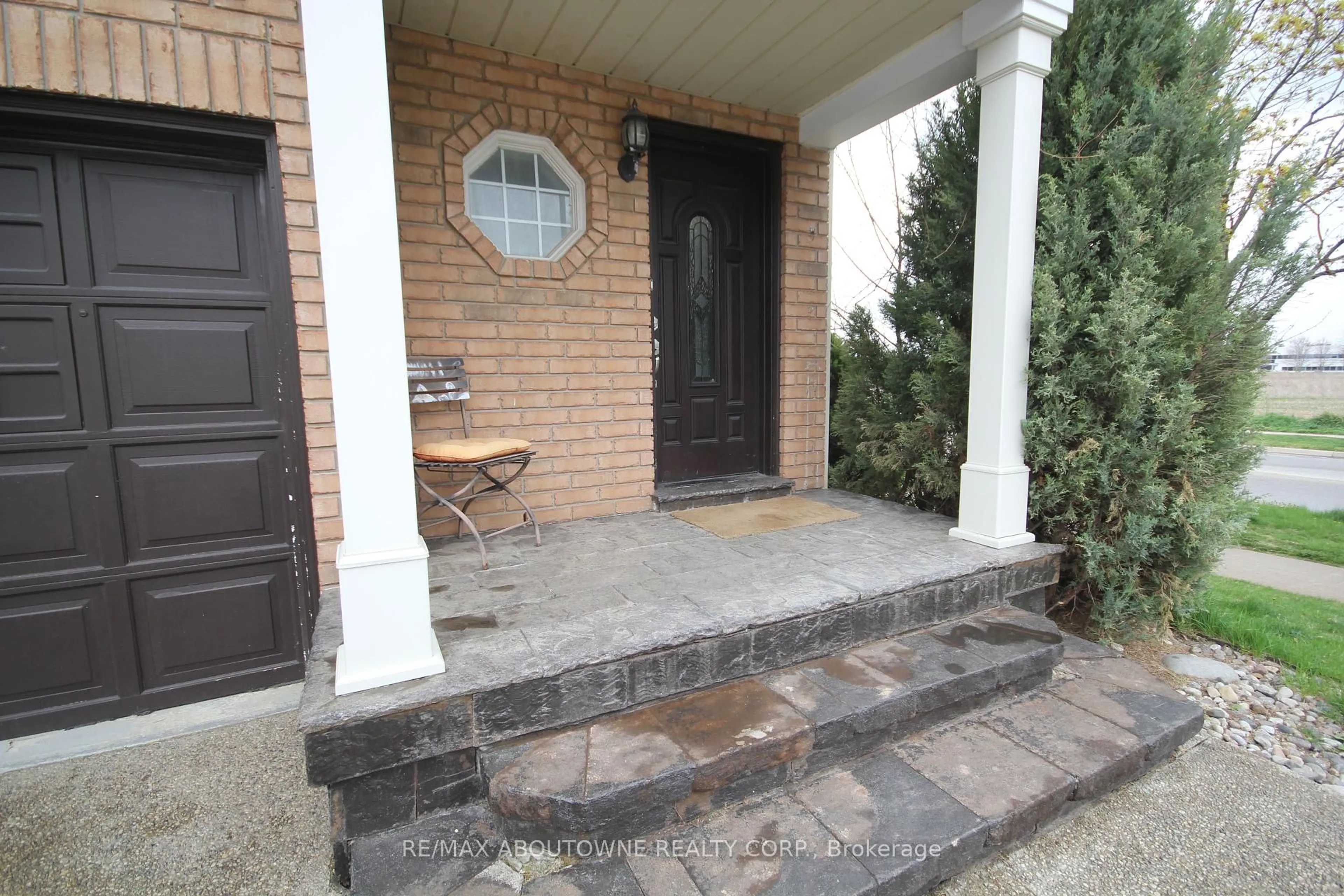 Indoor entryway for 5102 Thornburn Dr, Burlington Ontario L7L 6K2
