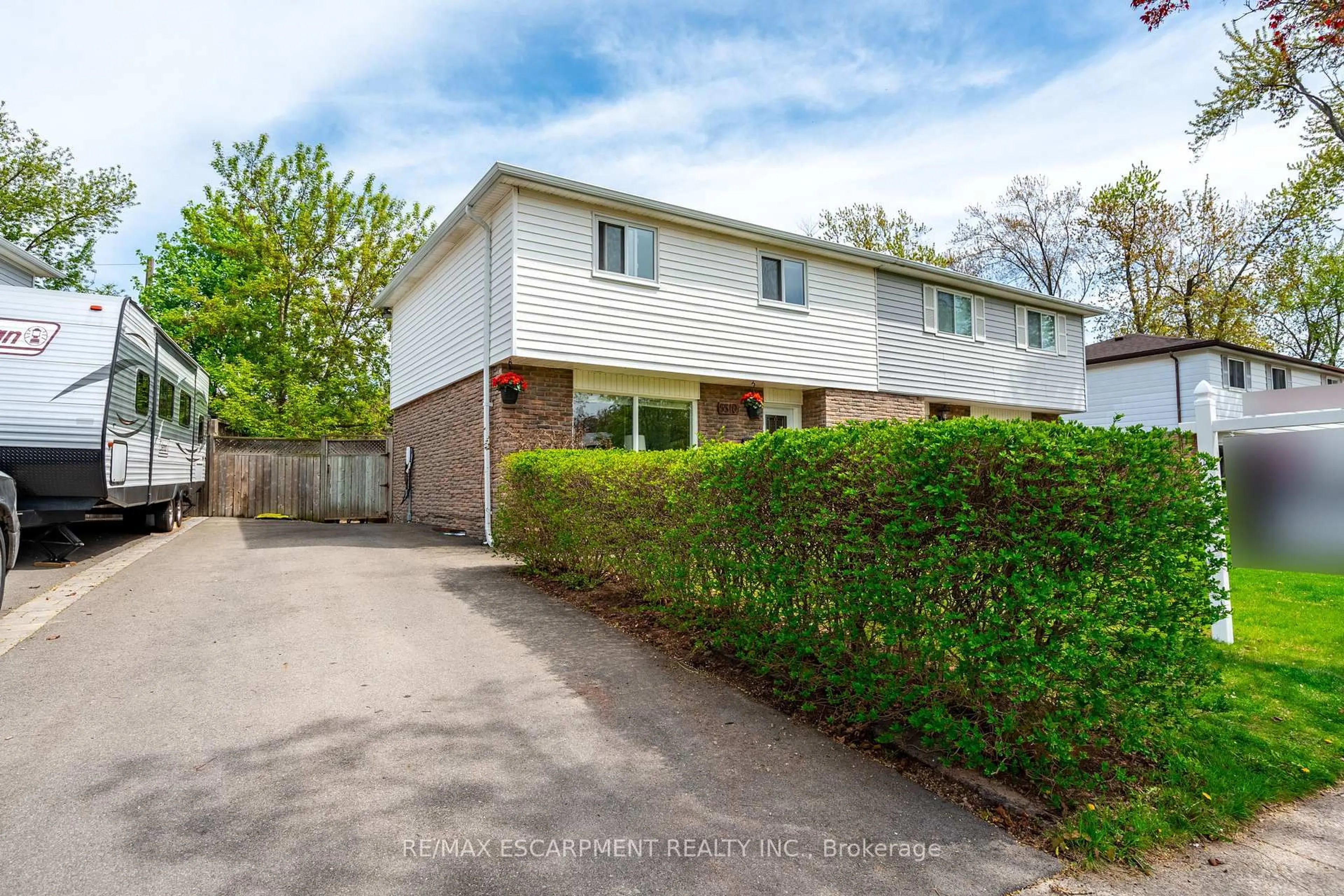 A pic from outside/outdoor area/front of a property/back of a property/a pic from drone, street for 5510 Spruce Ave, Burlington Ontario L7L 1P2