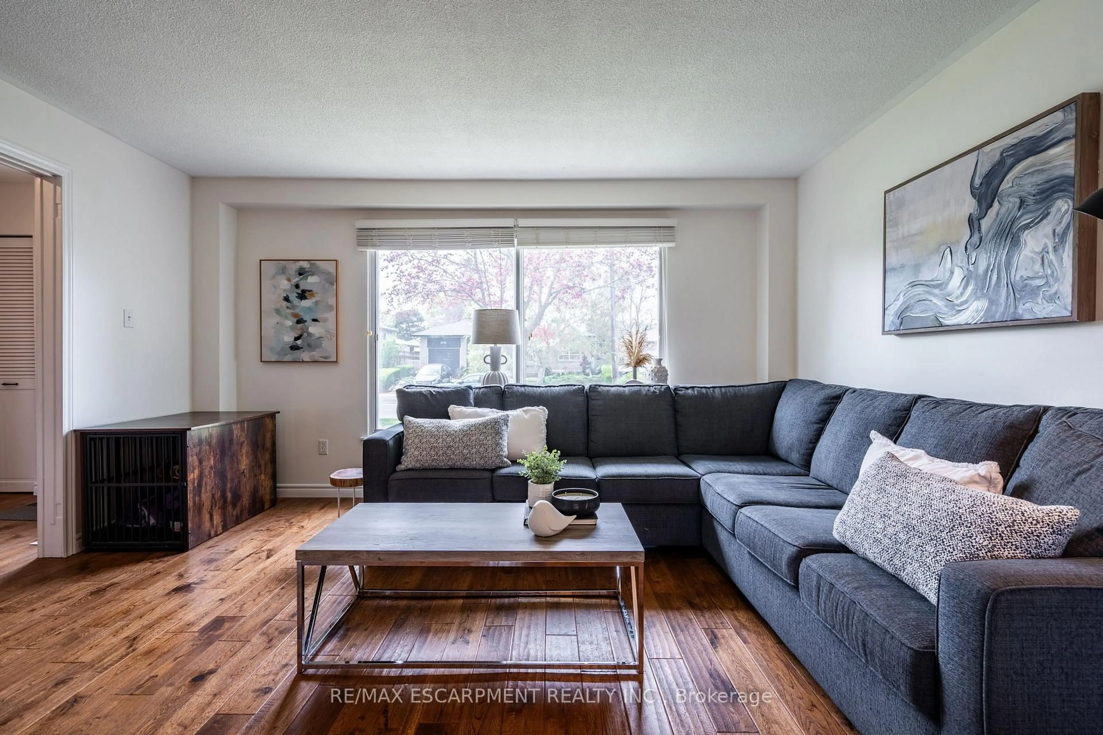 Living room with furniture, wood/laminate floor for 5510 Spruce Ave, Burlington Ontario L7L 1P2
