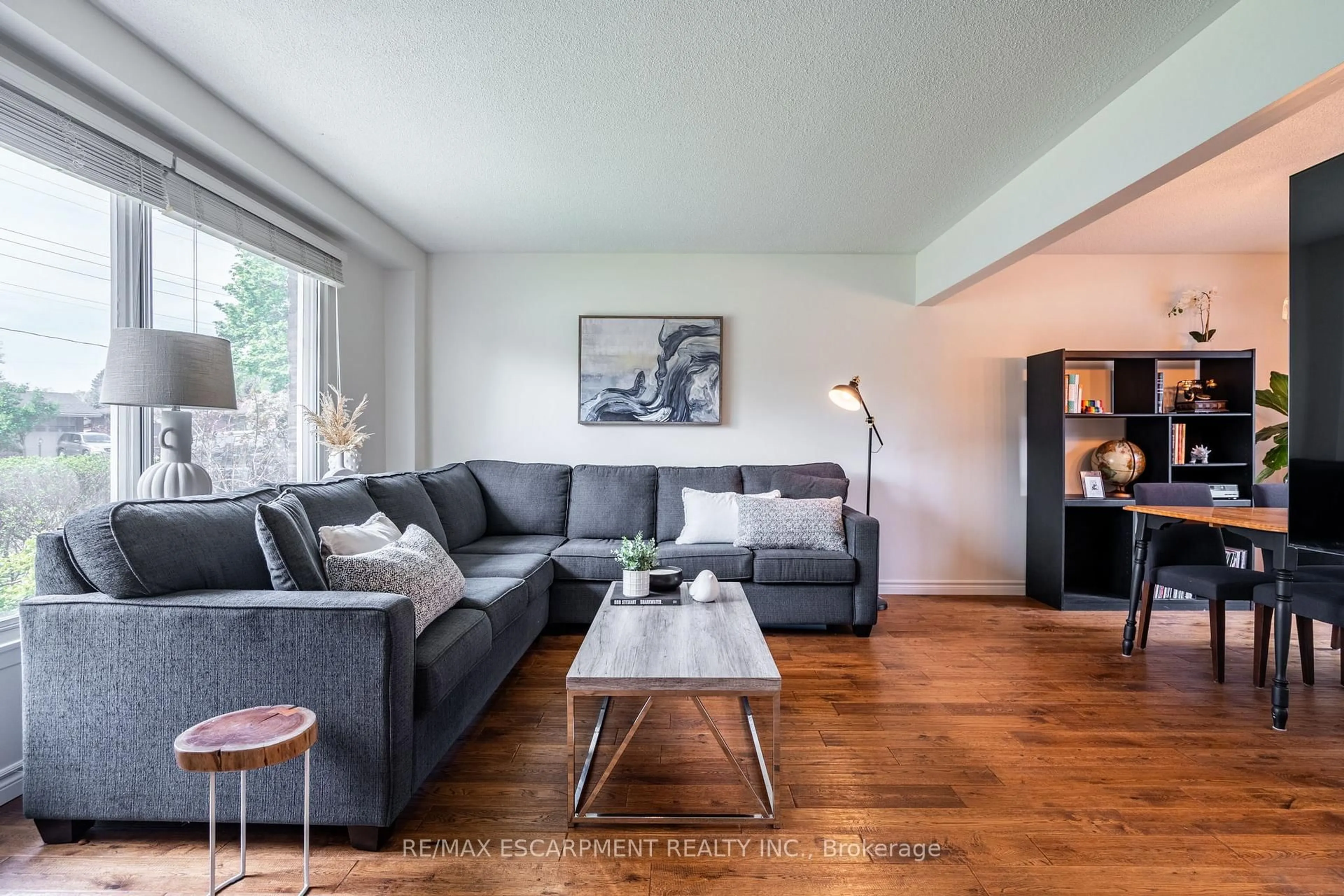Living room with furniture, wood/laminate floor for 5510 Spruce Ave, Burlington Ontario L7L 1P2