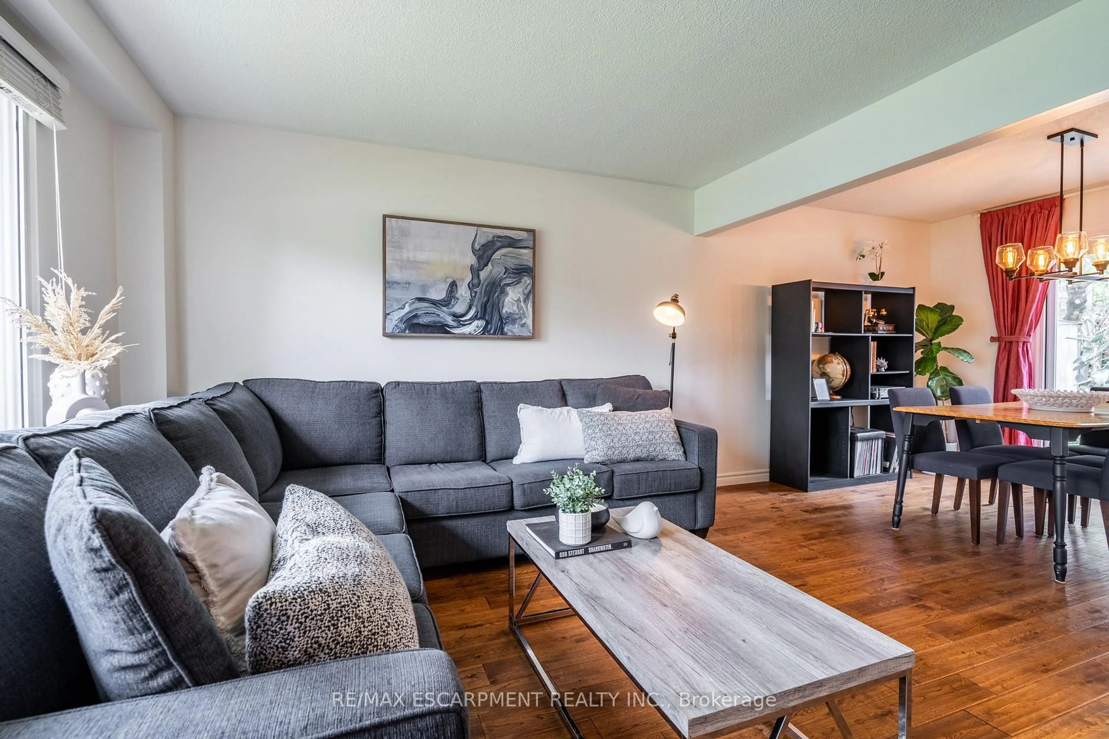 Living room with furniture, wood/laminate floor for 5510 Spruce Ave, Burlington Ontario L7L 1P2