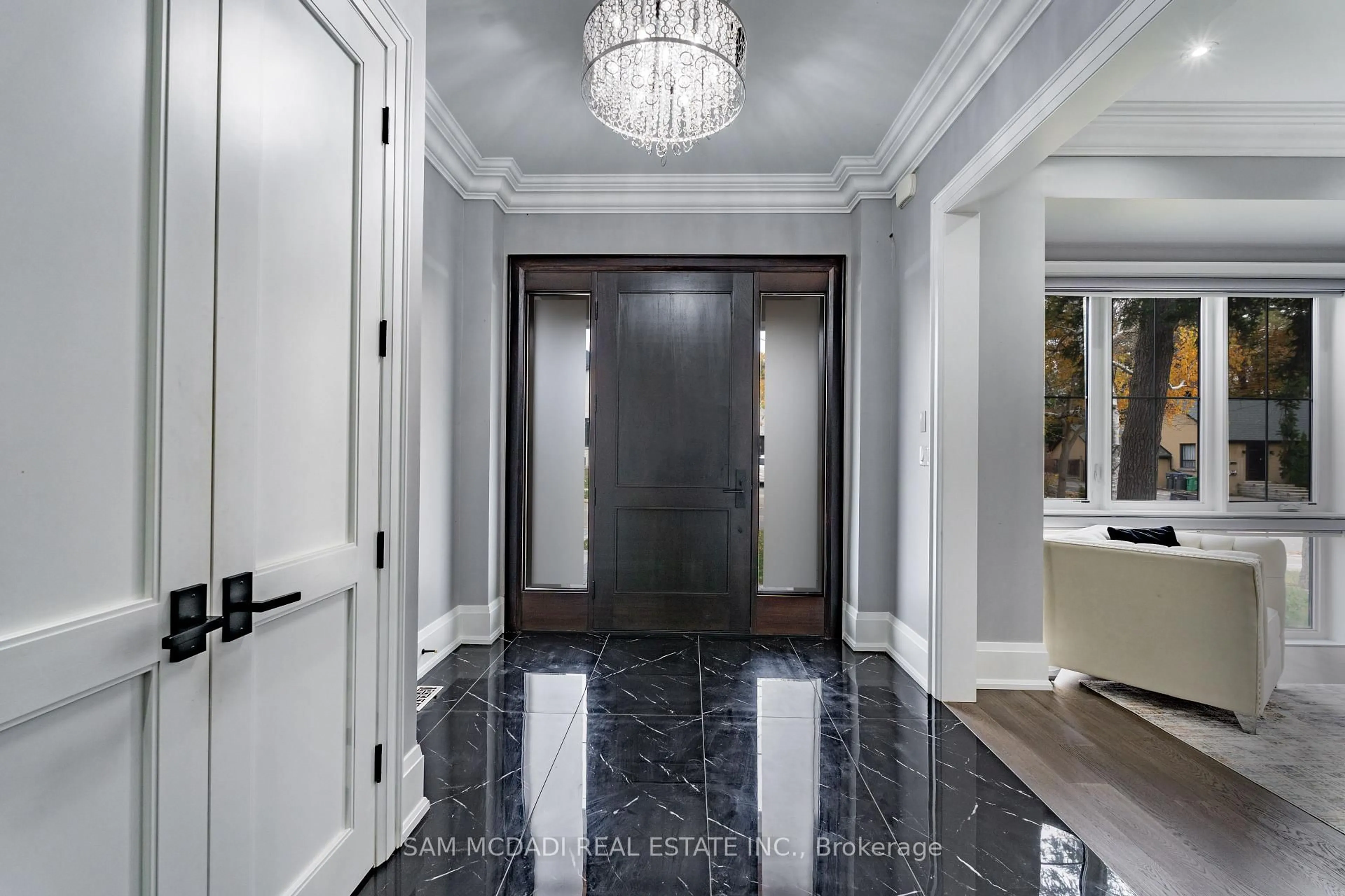 Indoor foyer for 1368 Kenmuir Ave, Mississauga Ontario L5G 4B4