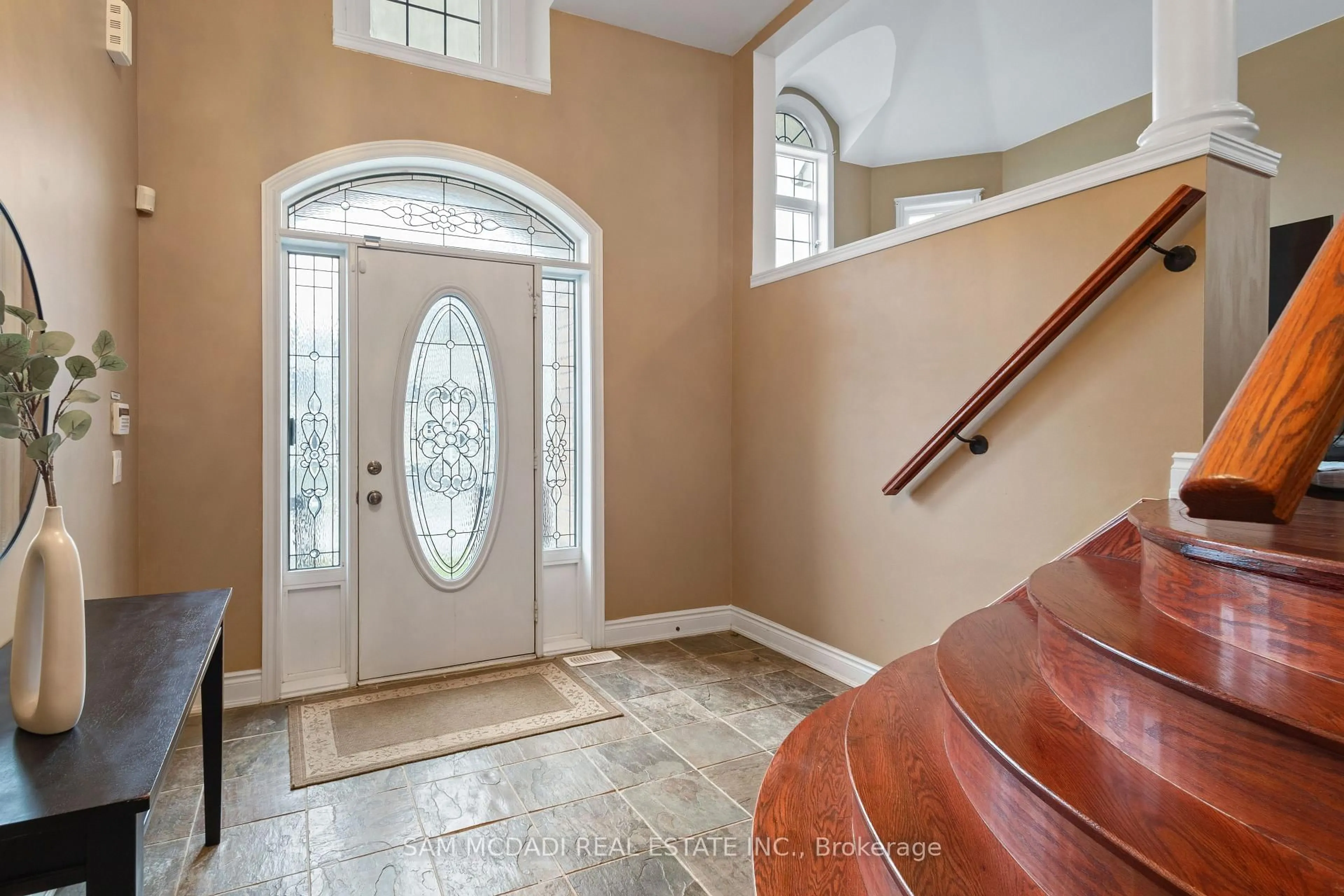 Indoor entryway for 15 Eaglesprings Cres, Brampton Ontario L6P 2V8