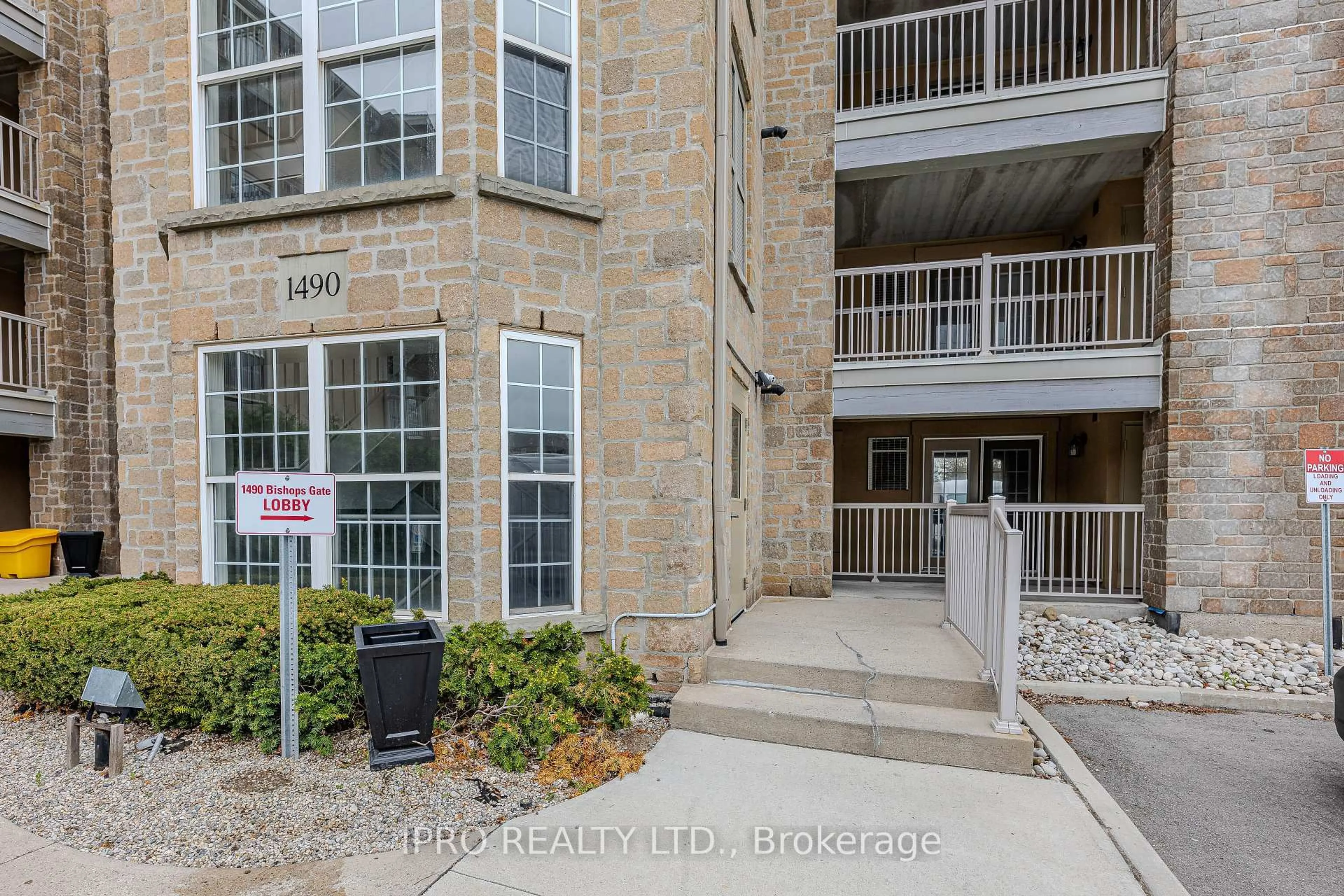 Indoor foyer for 1490 Bishops Gate #106, Oakville Ontario L6M 4N3