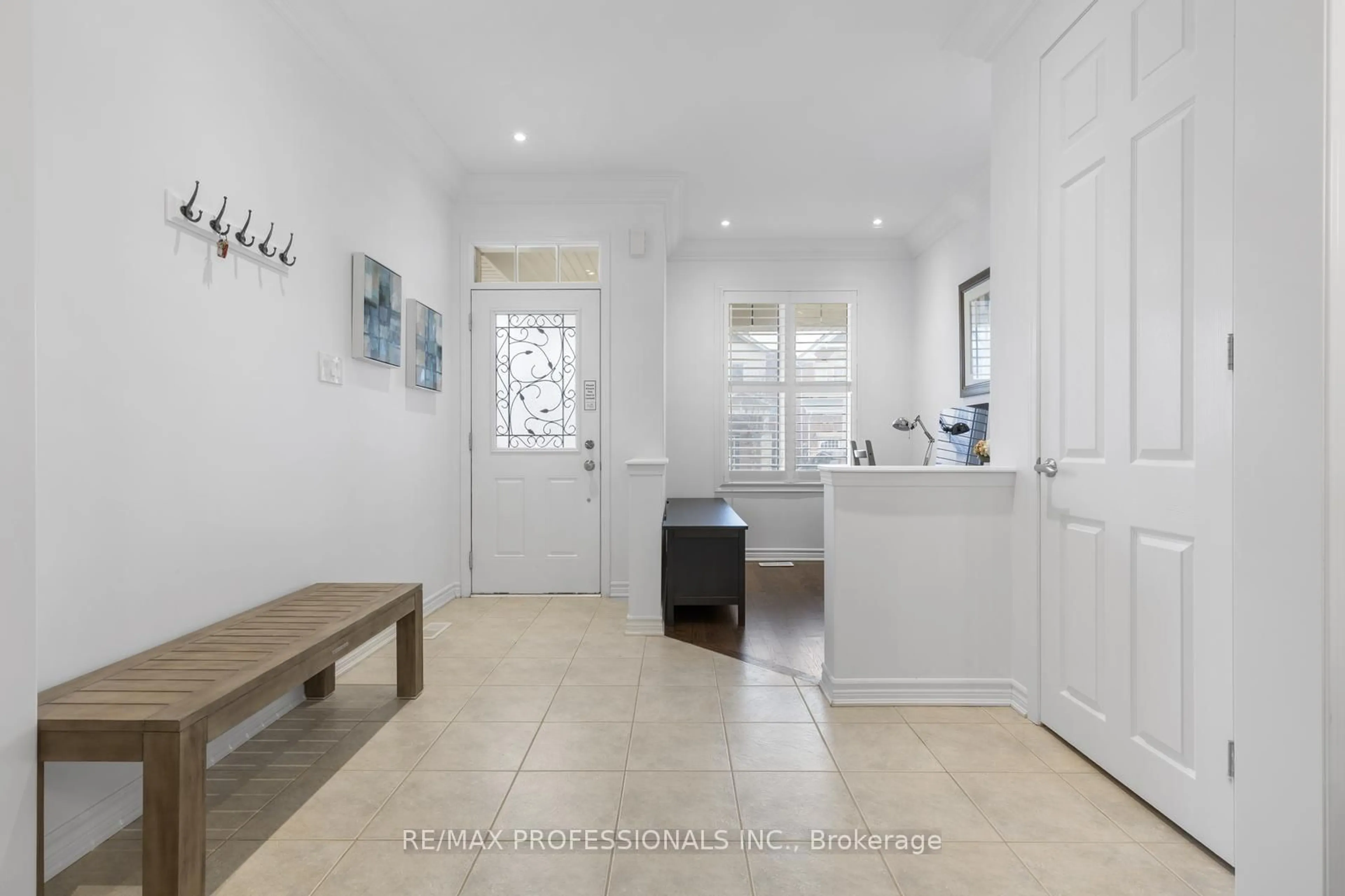 Indoor entryway for 400 Clarkson Gate, Milton Ontario L9E 0B8