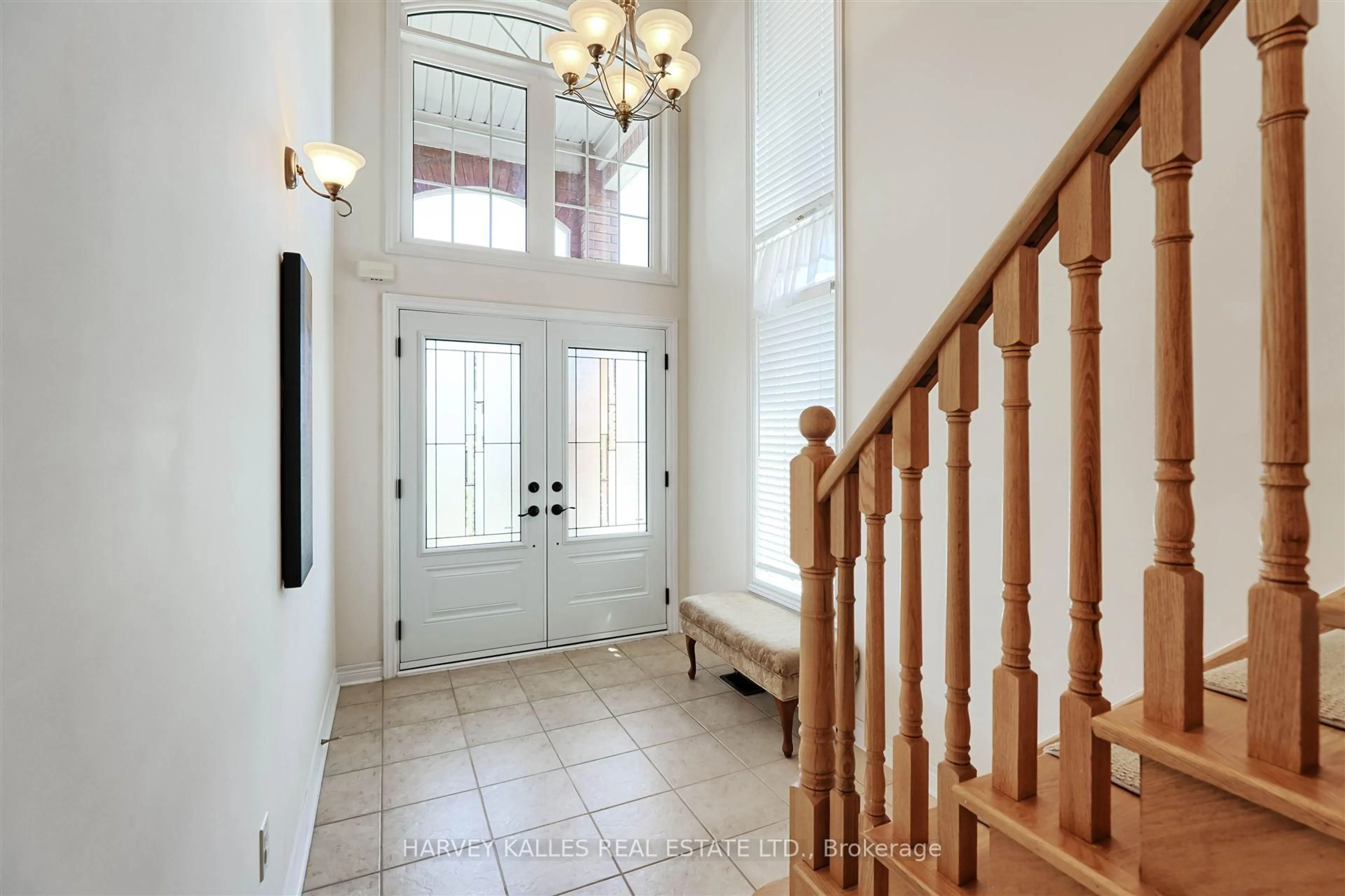 Indoor foyer for 5180 Littlebend Dr, Mississauga Ontario L5M 8B6
