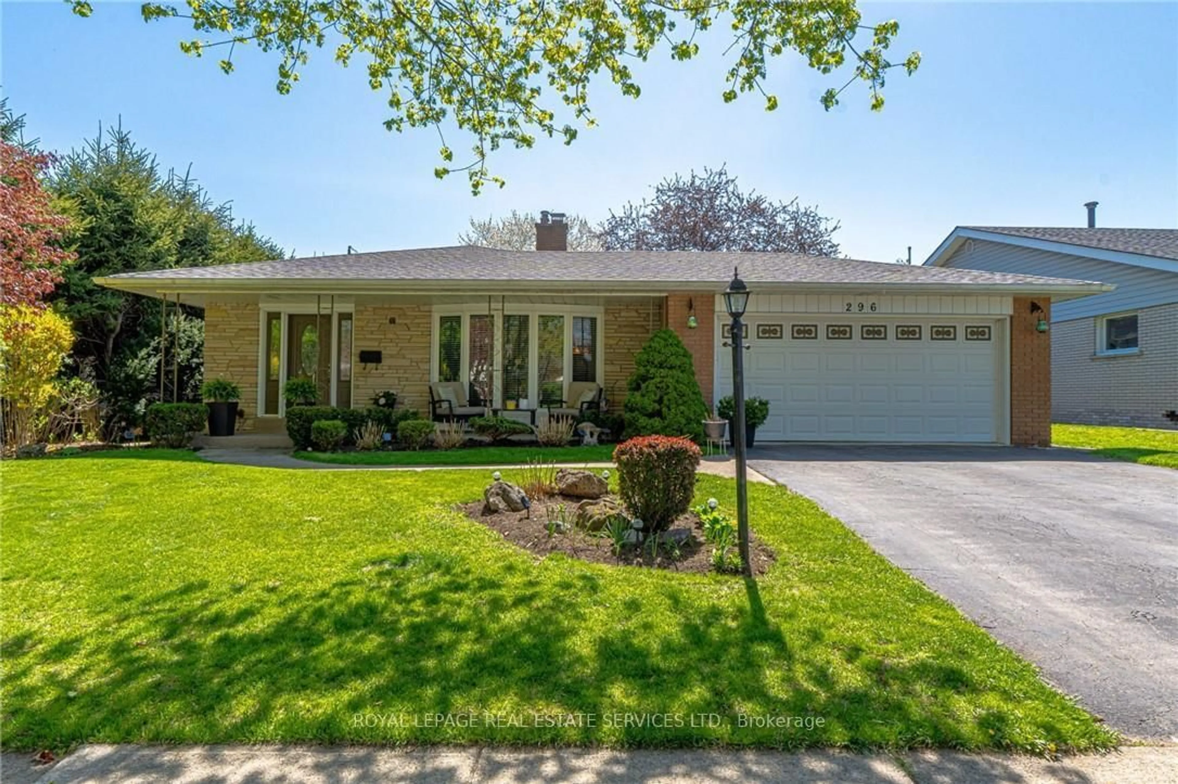 Home with vinyl exterior material, street for 296 Glen Afton Dr, Burlington Ontario L7L 1H1