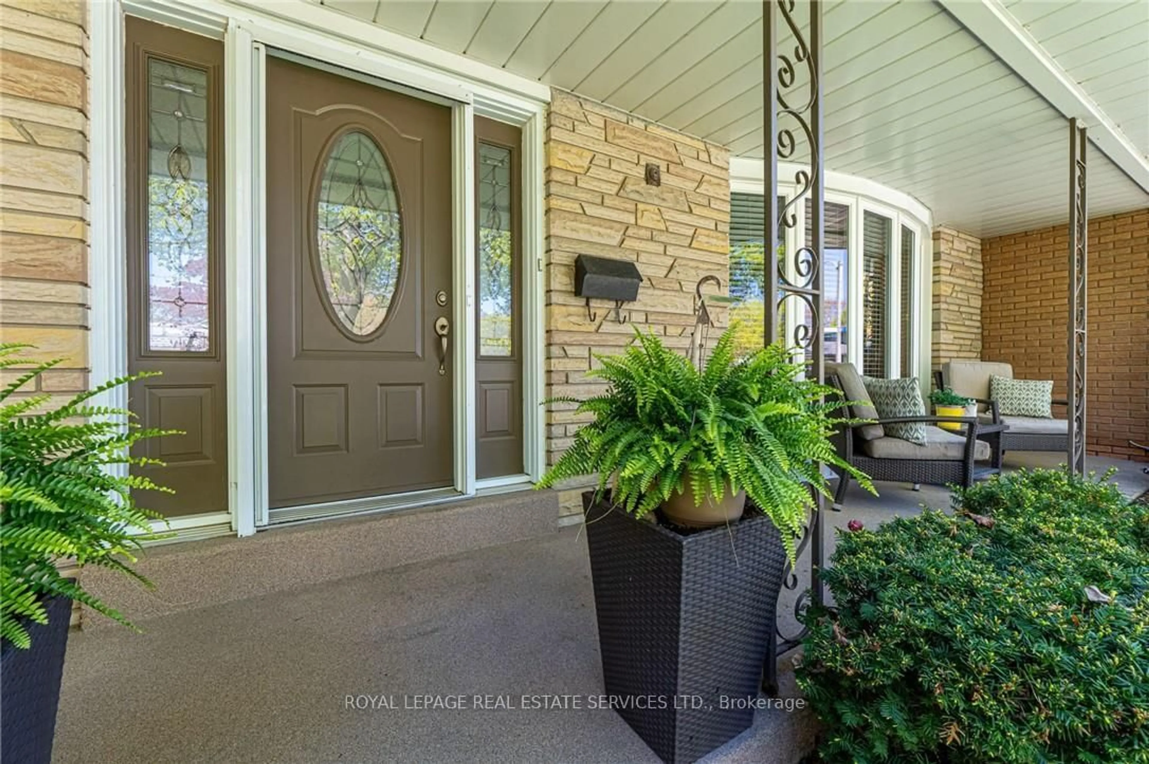 Indoor entryway for 296 Glen Afton Dr, Burlington Ontario L7L 1H1