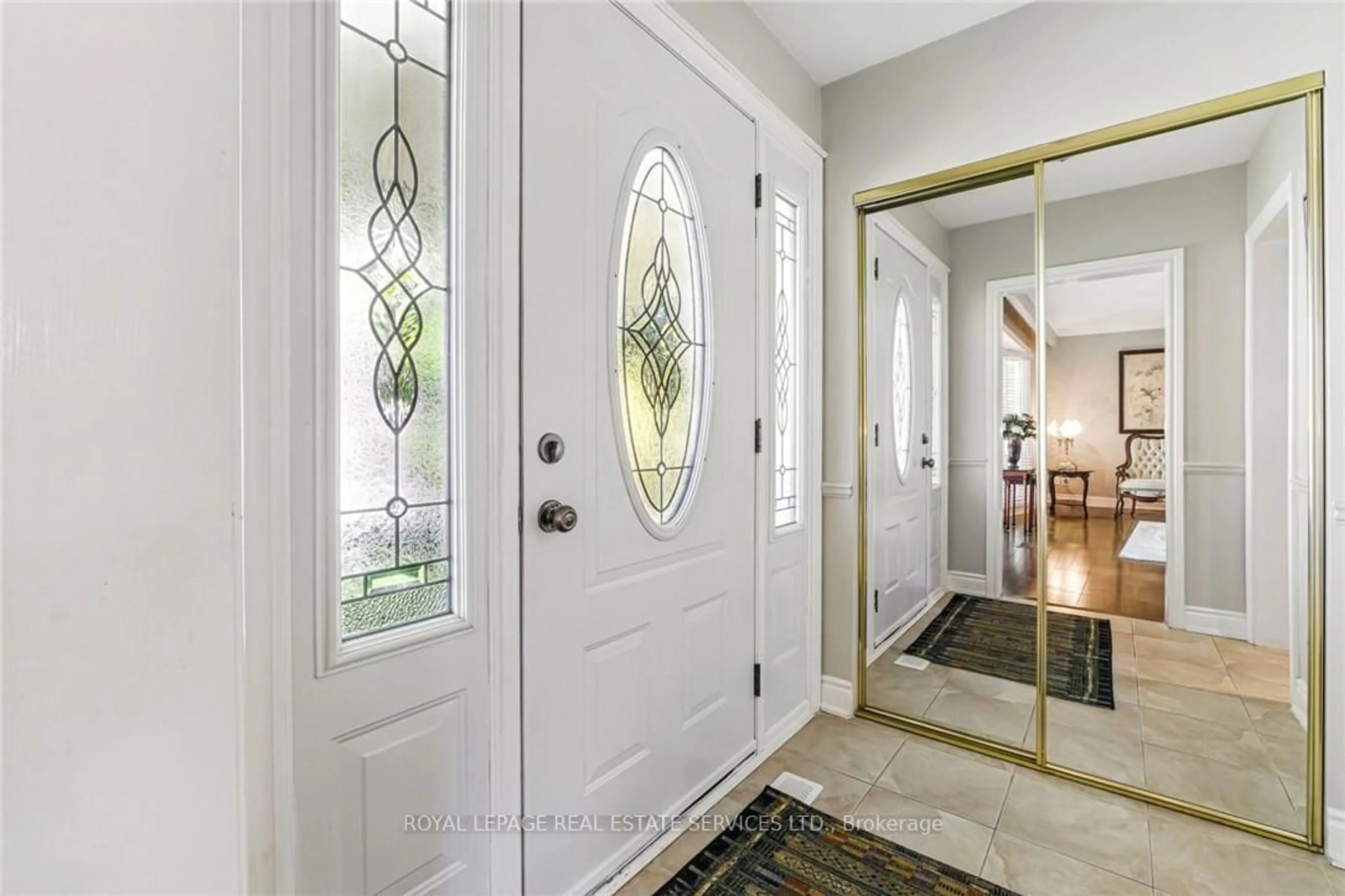 Indoor entryway for 296 Glen Afton Dr, Burlington Ontario L7L 1H1
