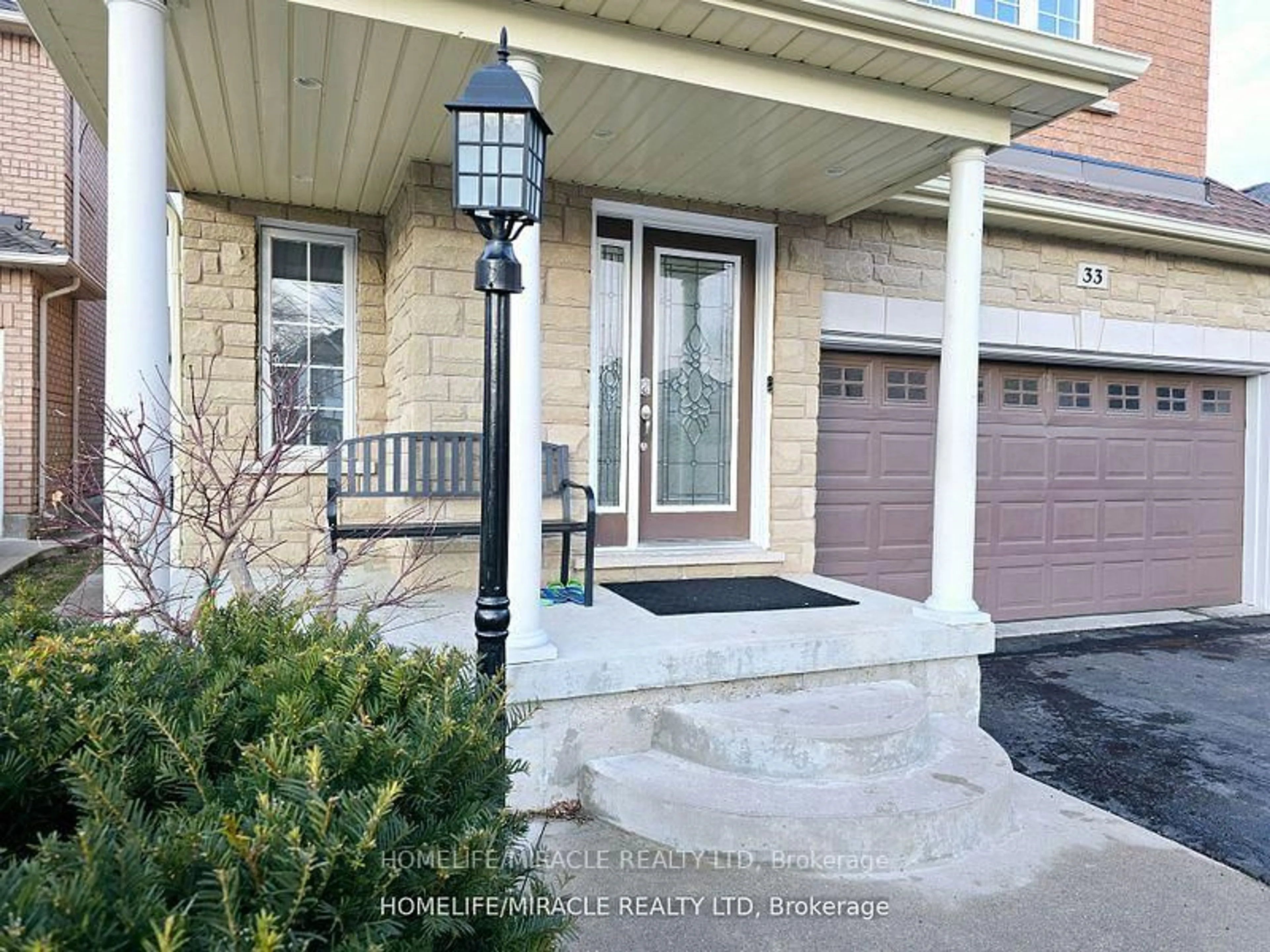 Indoor entryway for 33 Atira Ave, Brampton Ontario L7A 3V1