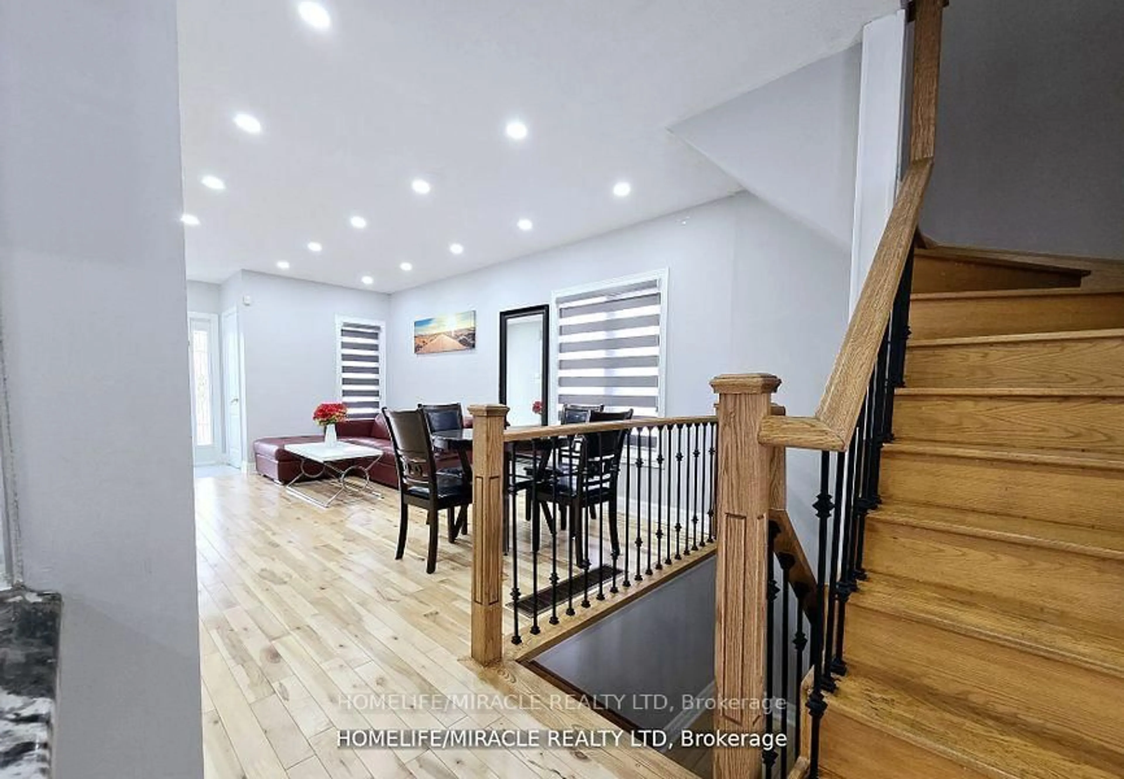 Indoor foyer for 33 Atira Ave, Brampton Ontario L7A 3V1