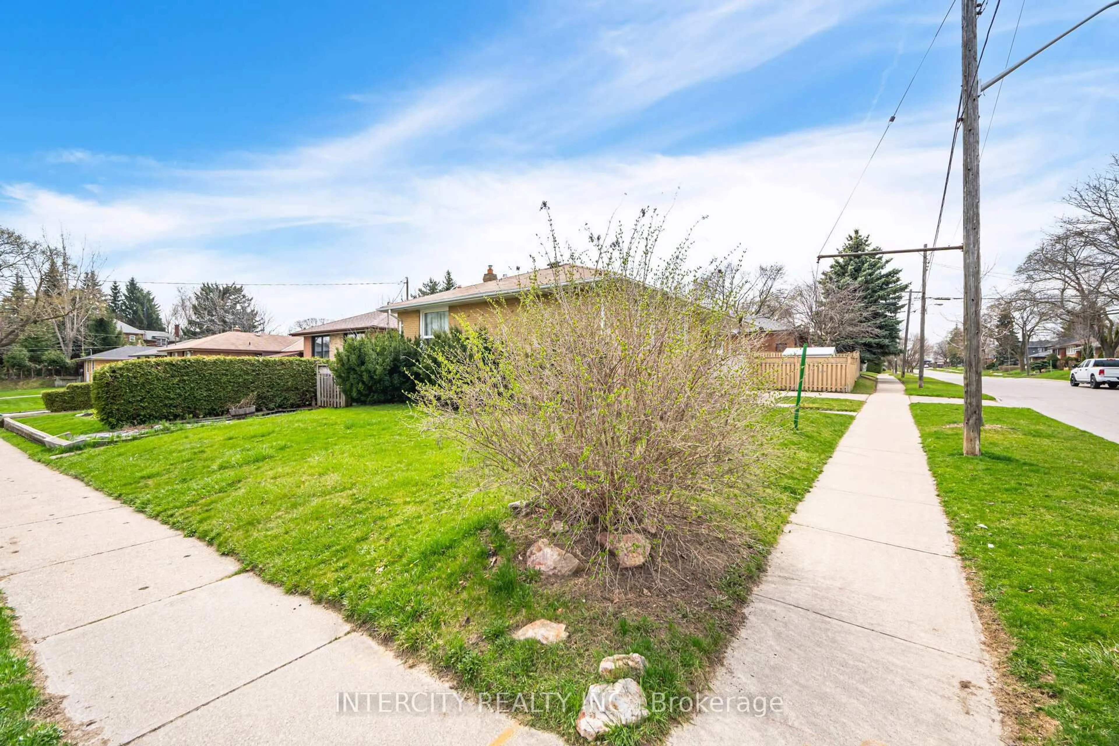 A pic from outside/outdoor area/front of a property/back of a property/a pic from drone, street for 31 Munhall Rd, Toronto Ontario M6P 1R2