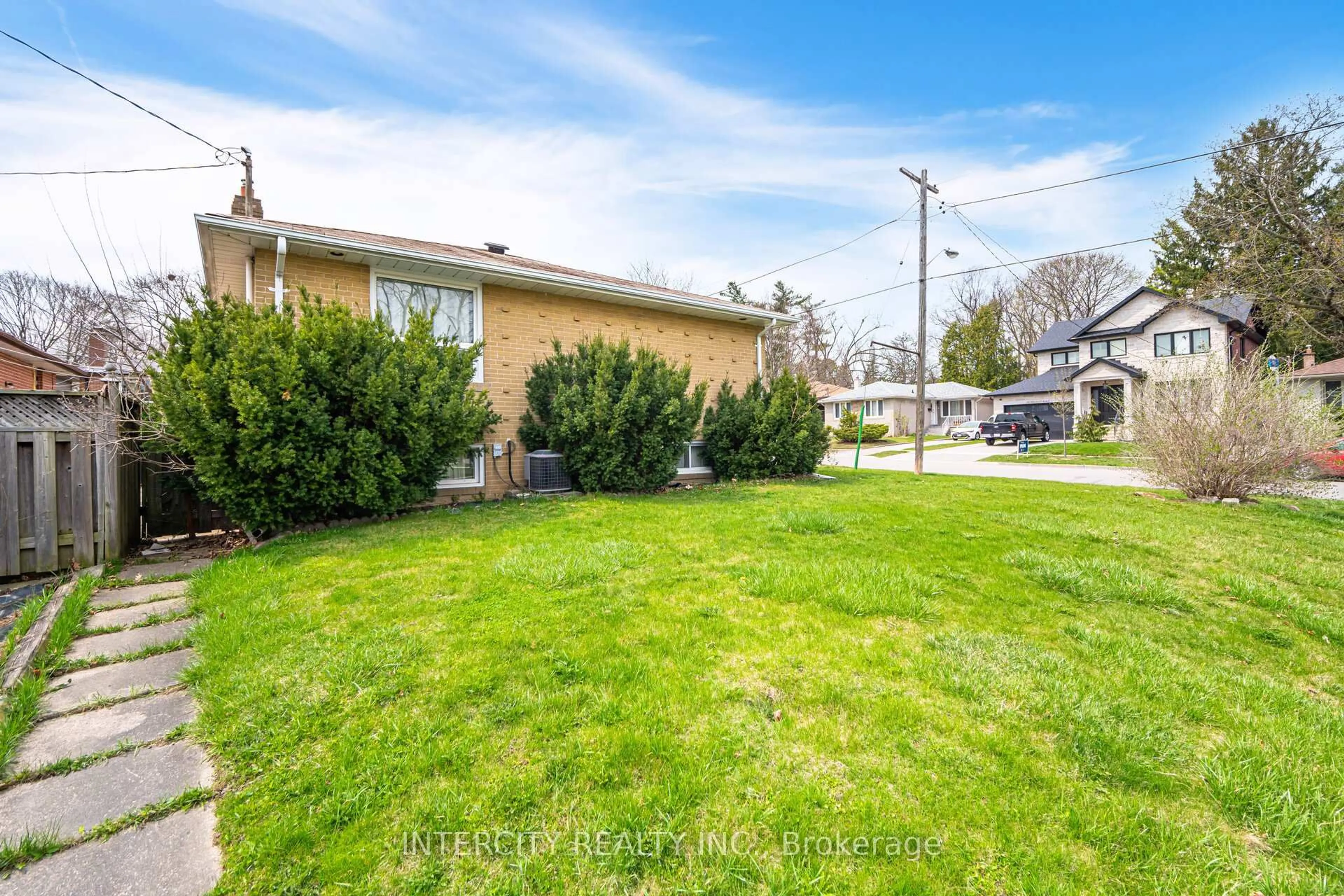 A pic from outside/outdoor area/front of a property/back of a property/a pic from drone, street for 31 Munhall Rd, Toronto Ontario M6P 1R2