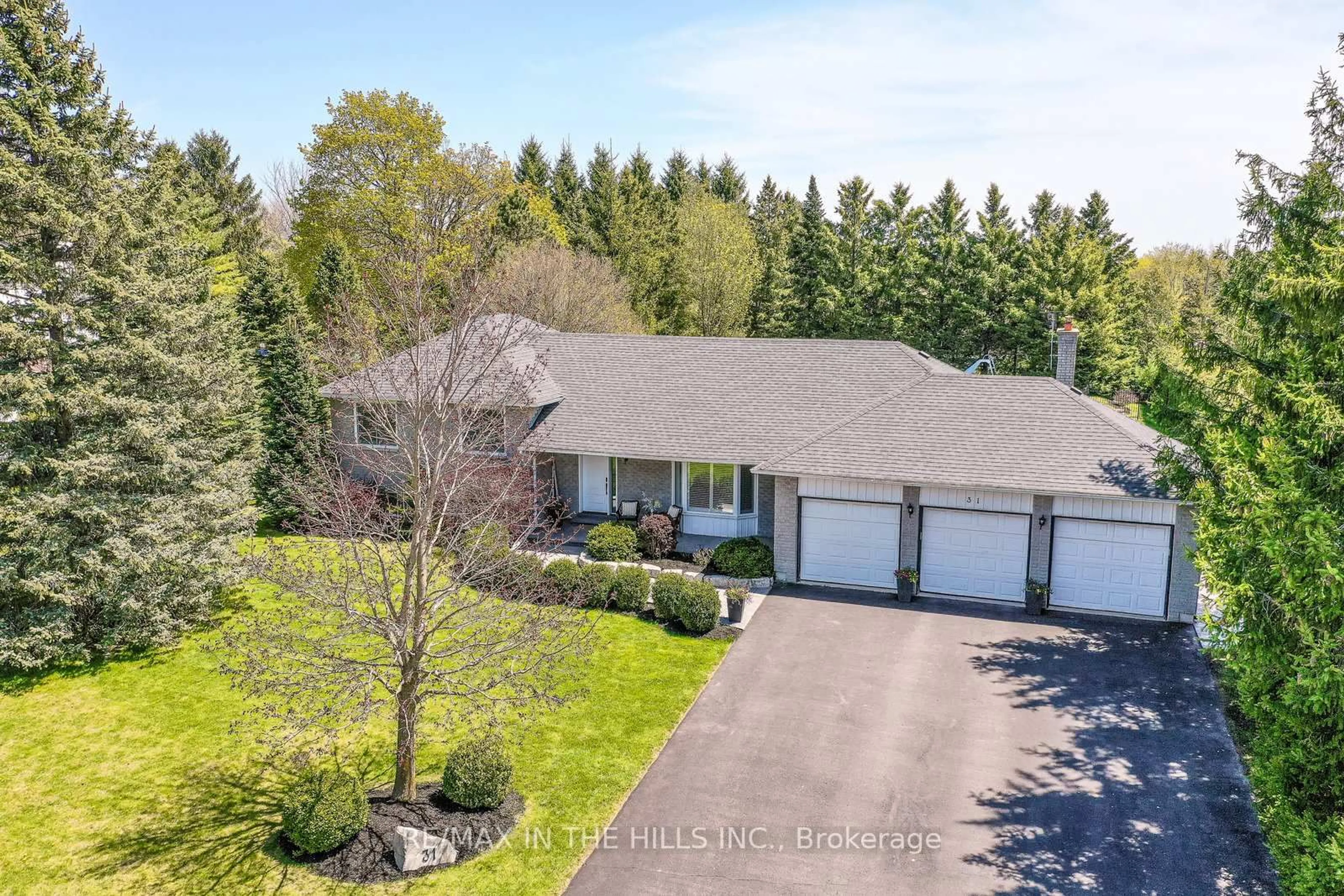 A pic from outside/outdoor area/front of a property/back of a property/a pic from drone, unknown for 31 Alanavale Rd, Caledon Ontario L7K 0T1