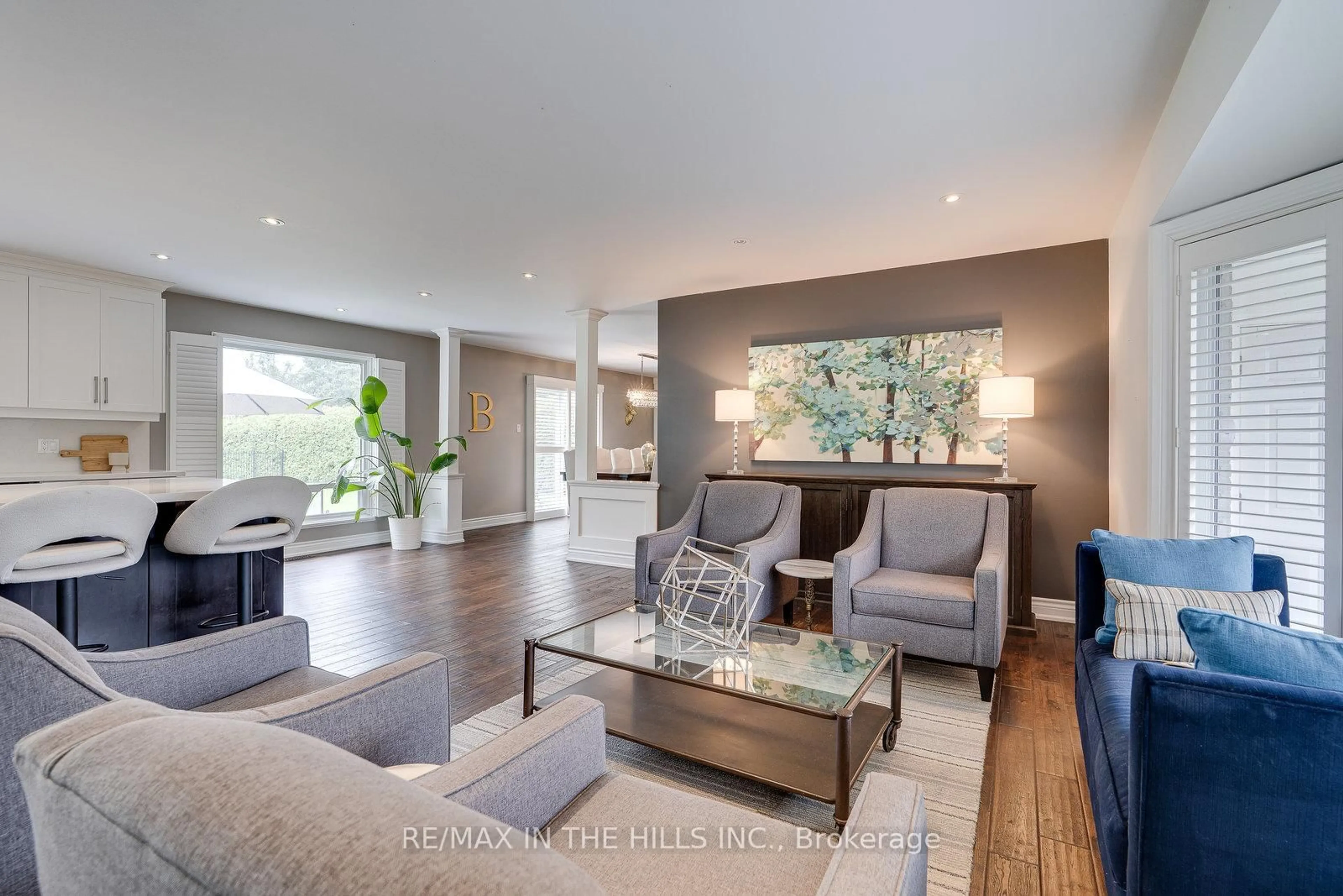Living room with furniture, unknown for 31 Alanavale Rd, Caledon Ontario L7K 0T1