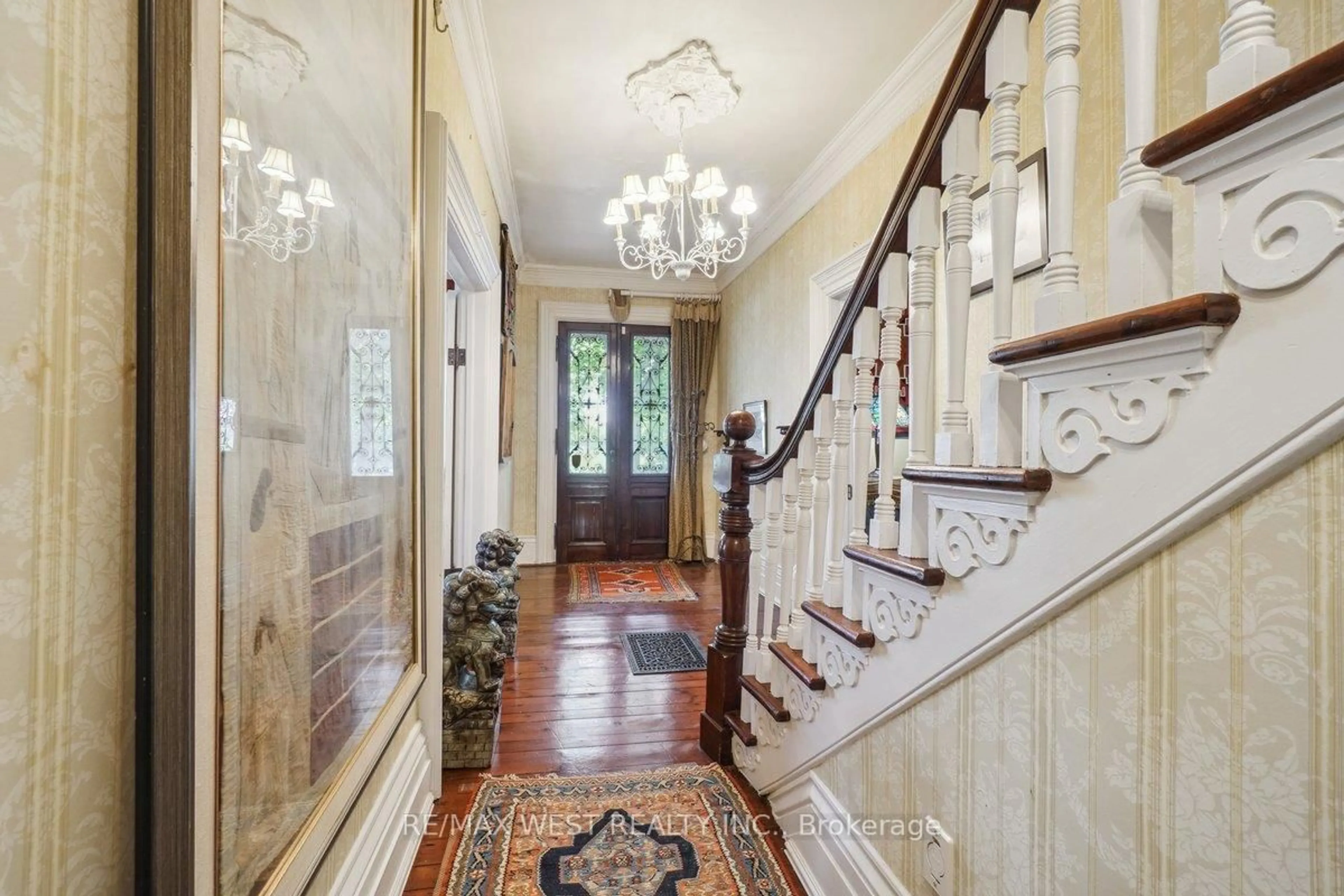 Indoor foyer for 103 Thomas St, Milton Ontario L9T 2E3