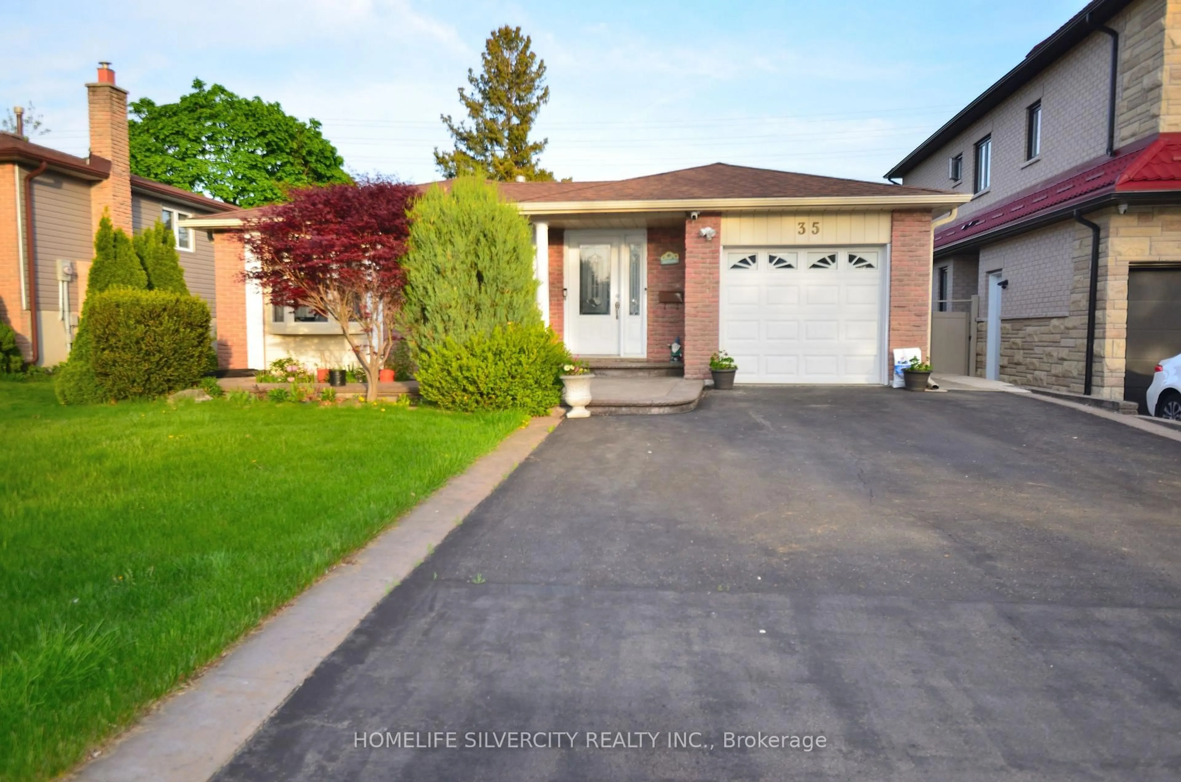 Unknown for 35 Geneva Cres, Brampton Ontario L6S 1K7
