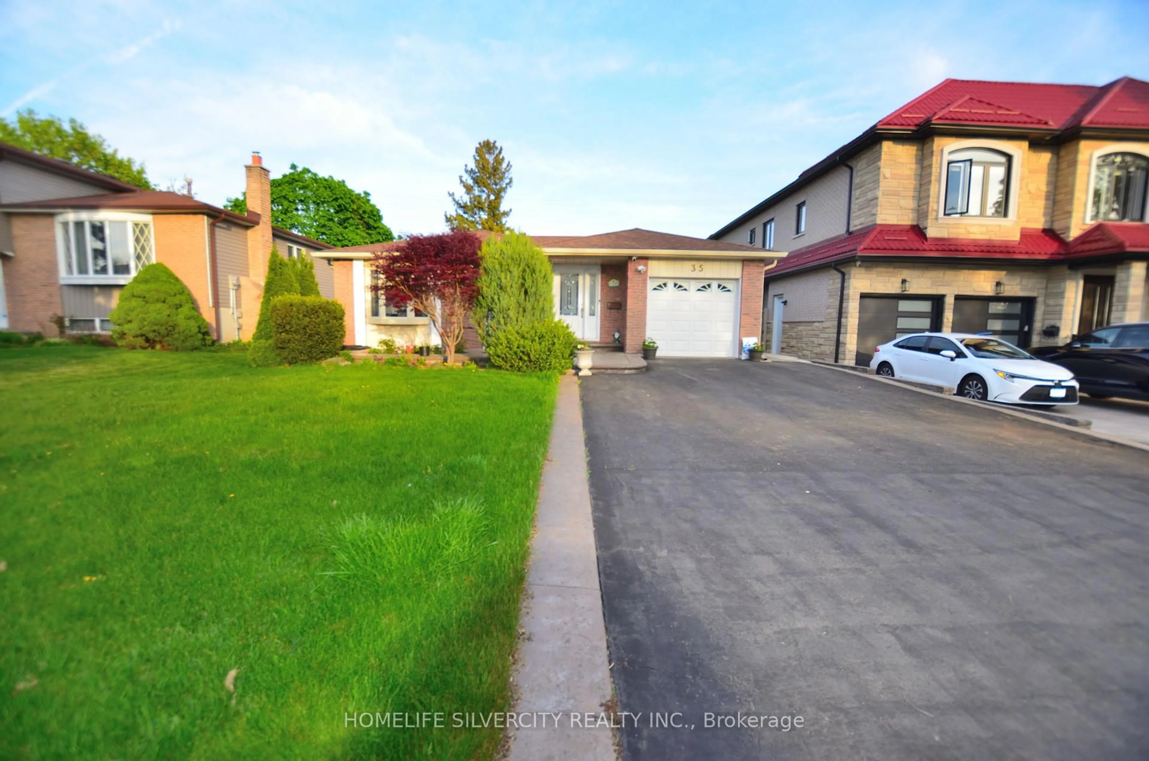 A pic from outside/outdoor area/front of a property/back of a property/a pic from drone, street for 35 Geneva Cres, Brampton Ontario L6S 1K7