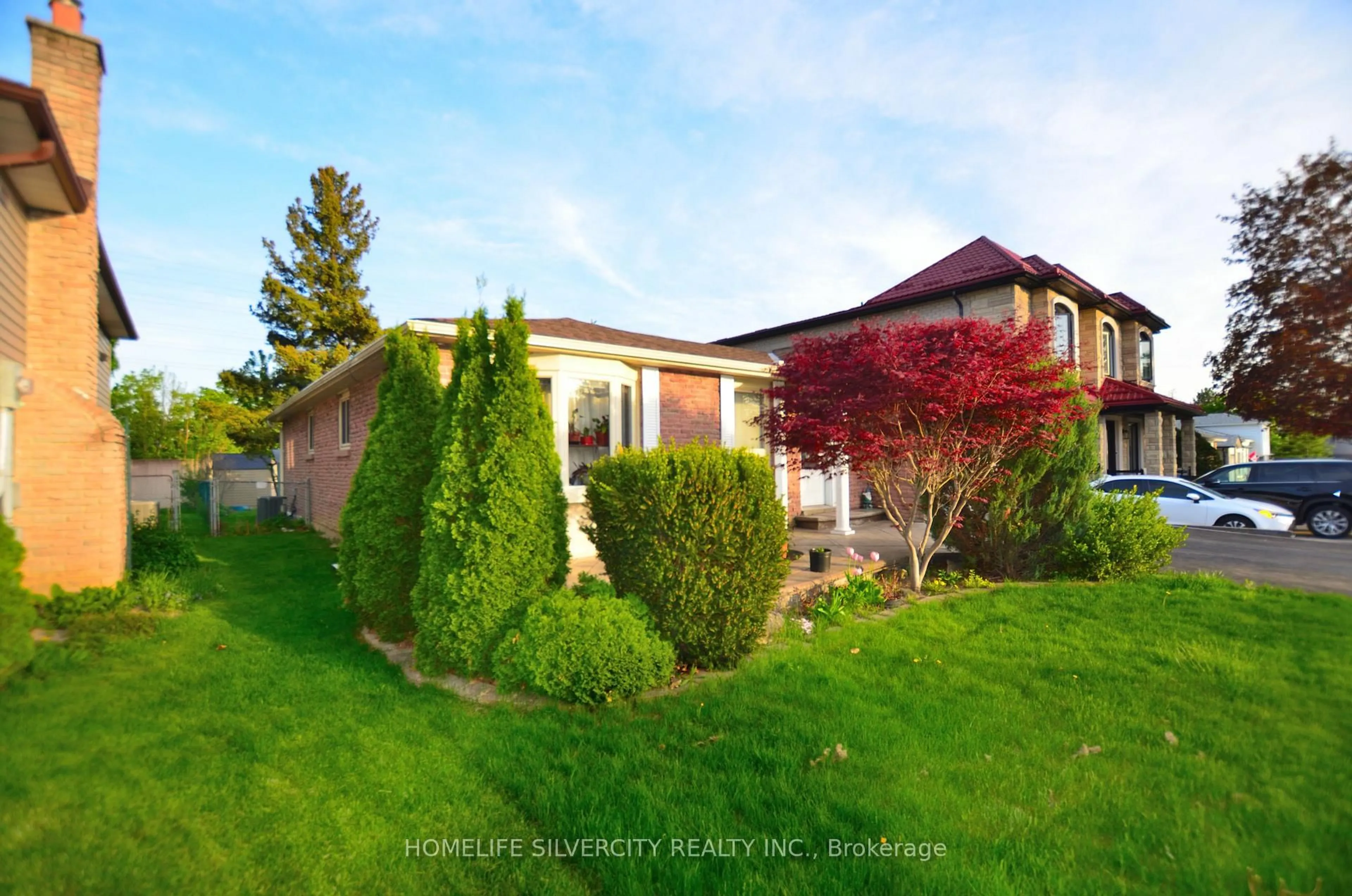 A pic from outside/outdoor area/front of a property/back of a property/a pic from drone, street for 35 Geneva Cres, Brampton Ontario L6S 1K7