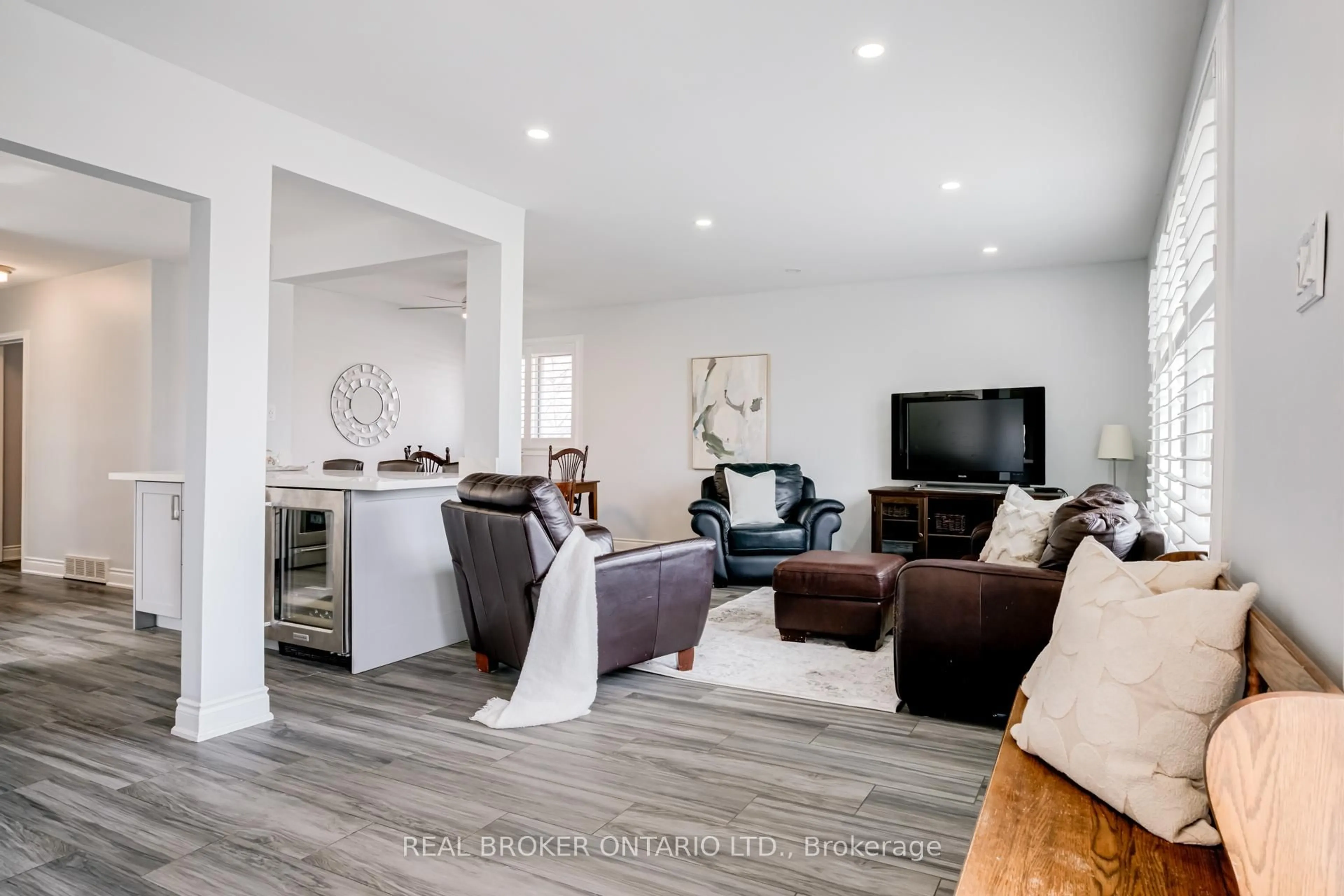 Living room with furniture, wood/laminate floor for 50 Epsom Downs Dr, Brampton Ontario L6T 1Y8