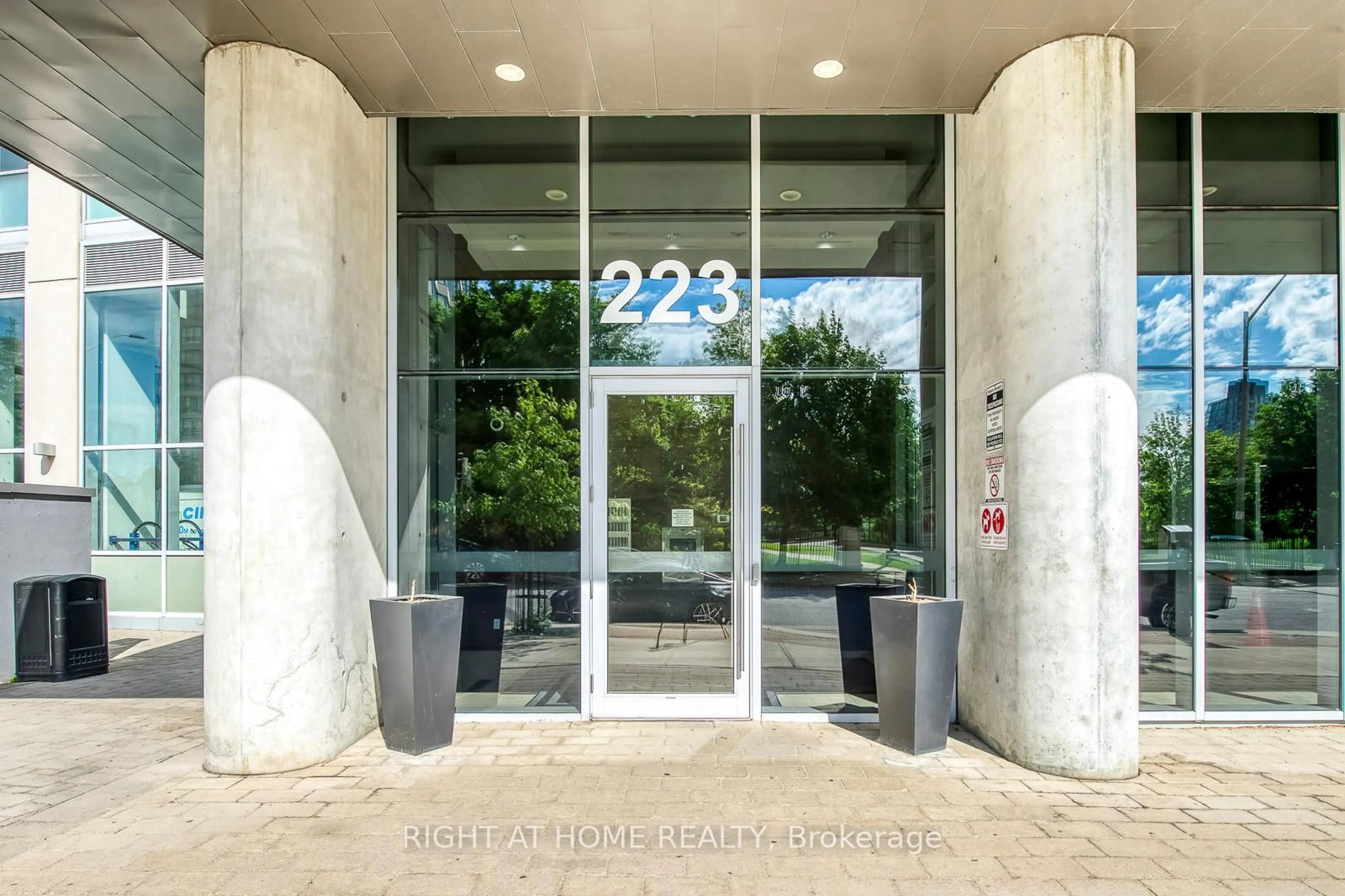 Indoor foyer for 223 Webb Dr #802, Mississauga Ontario L5B 0E8