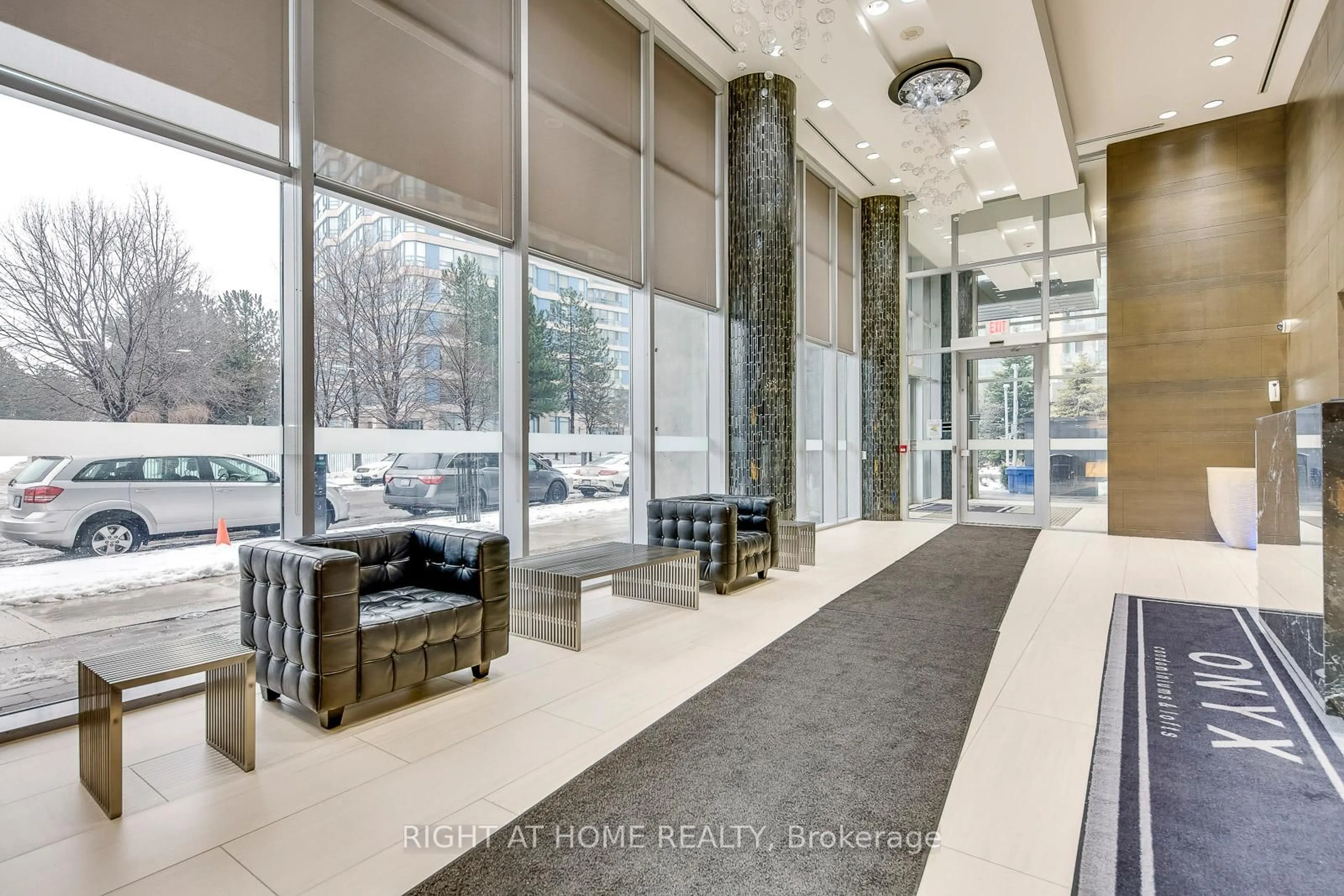 Indoor foyer for 223 Webb Dr #802, Mississauga Ontario L5B 0E8