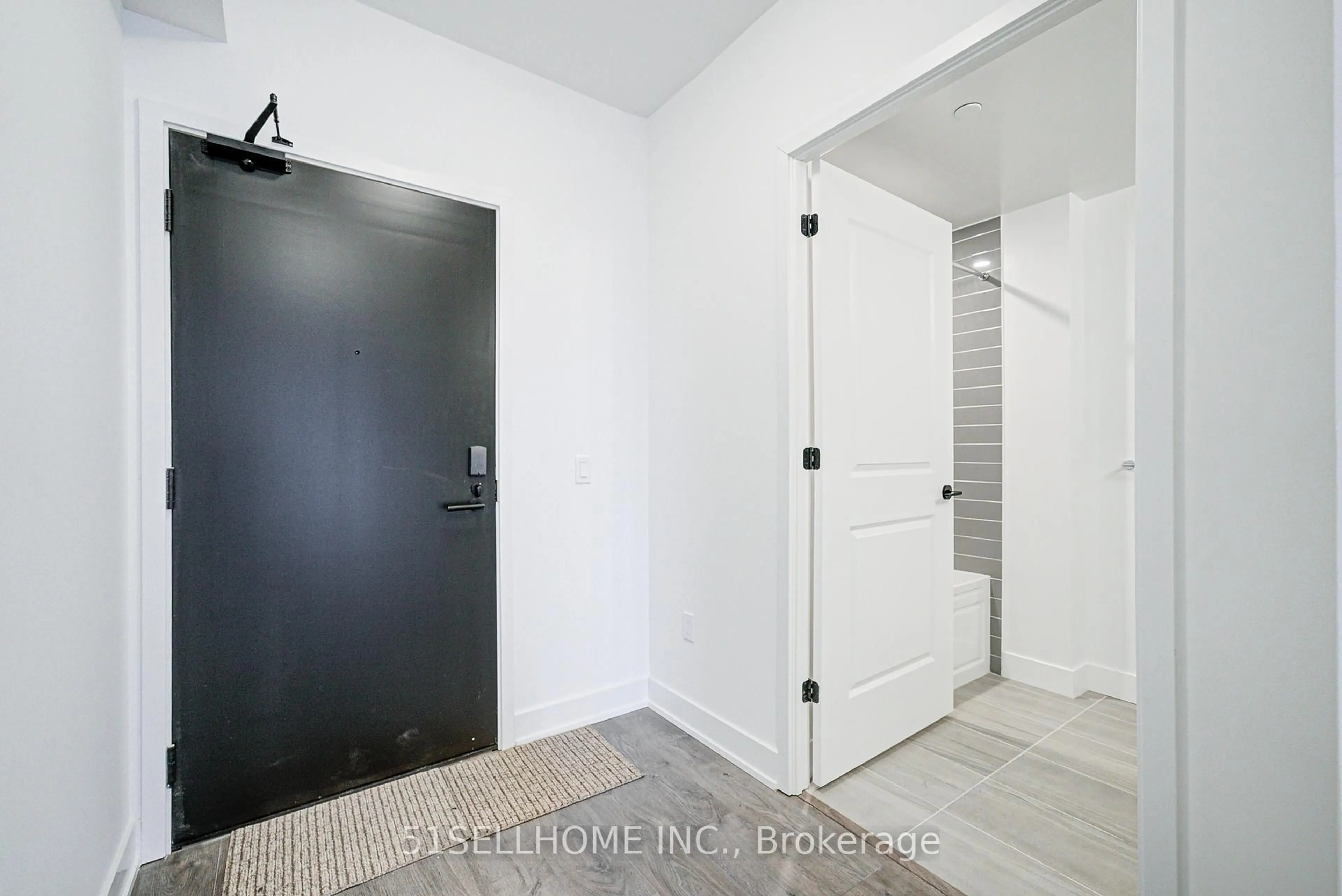 Indoor entryway for 2333 Khalsa Gate #202, Oakville Ontario L6M 0X7