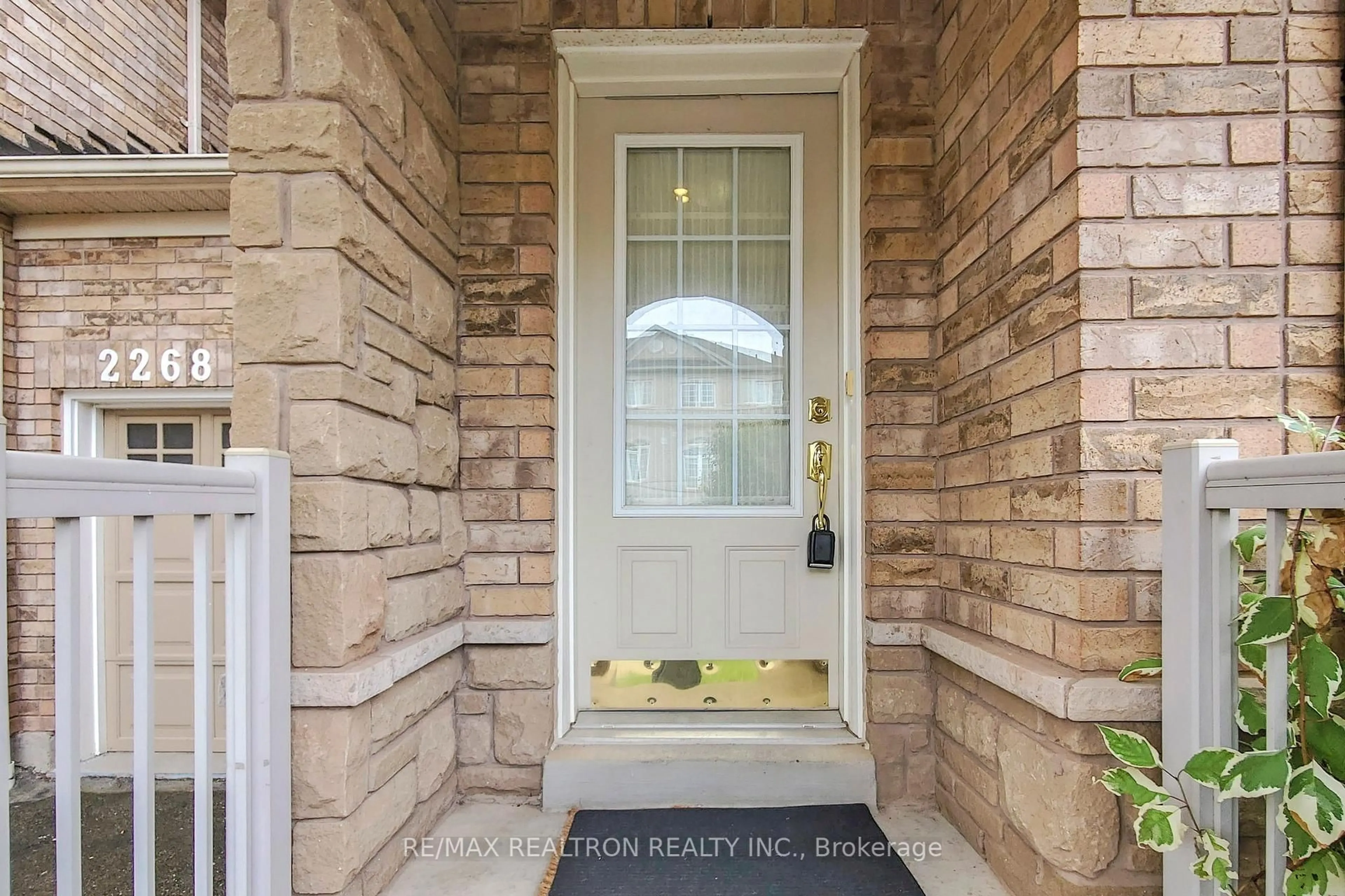 Indoor entryway for 2268 Greening Lane, Burlington Ontario L7L 6Y5
