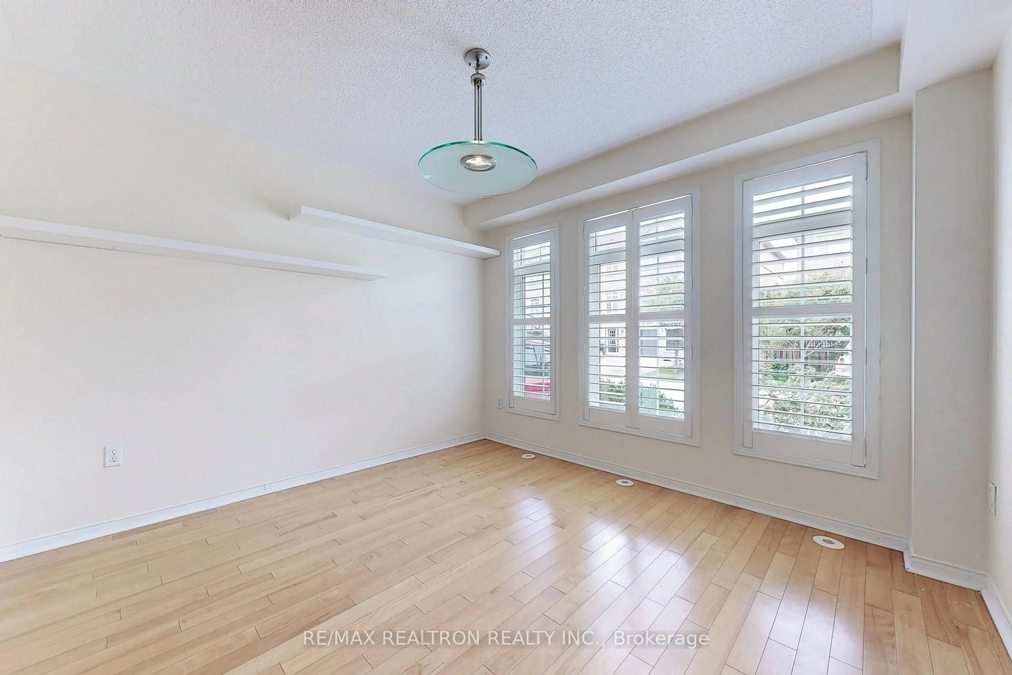 A pic of a room for 2268 Greening Lane, Burlington Ontario L7L 6Y5