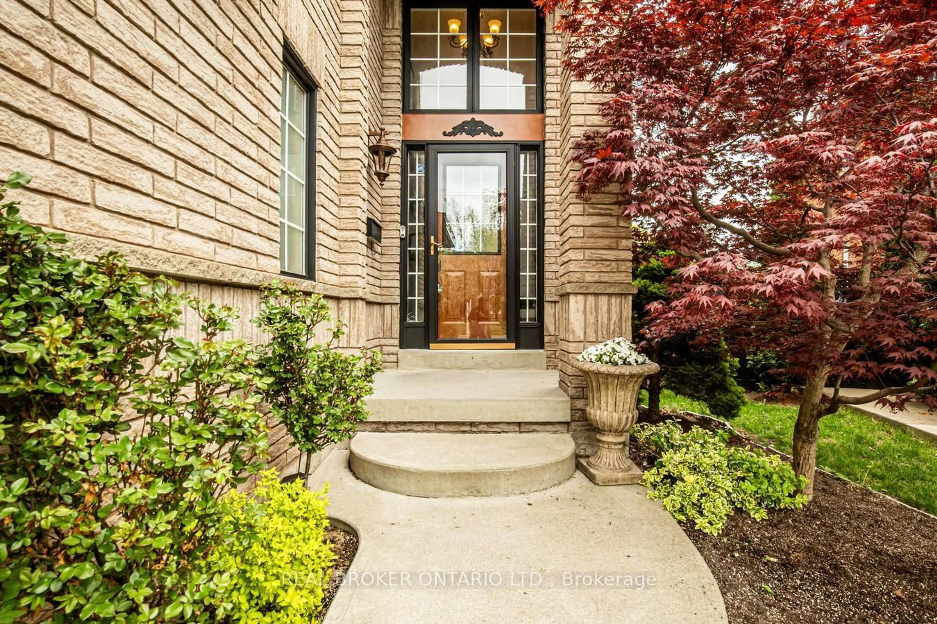 Indoor entryway for 1230 Brillinger St, Oakville Ontario L6M 3T2