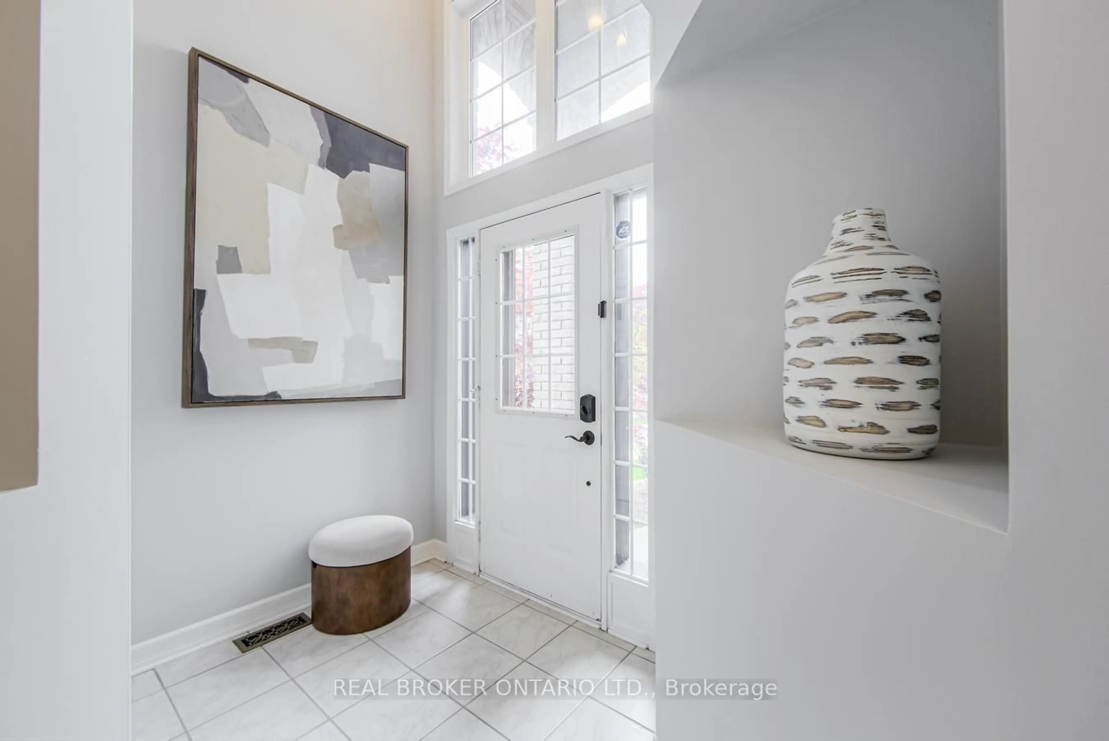 Indoor entryway for 1230 Brillinger St, Oakville Ontario L6M 3T2