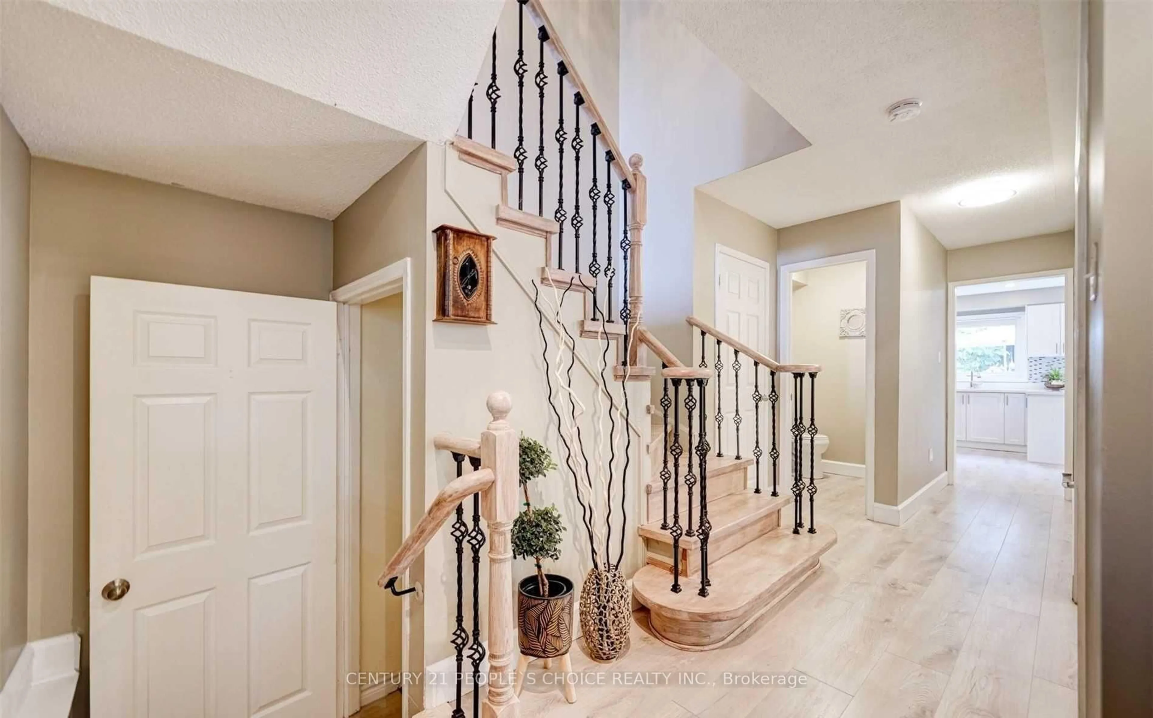 Indoor entryway for 1162 Leewood Dr, Oakville Ontario L6M 3B9