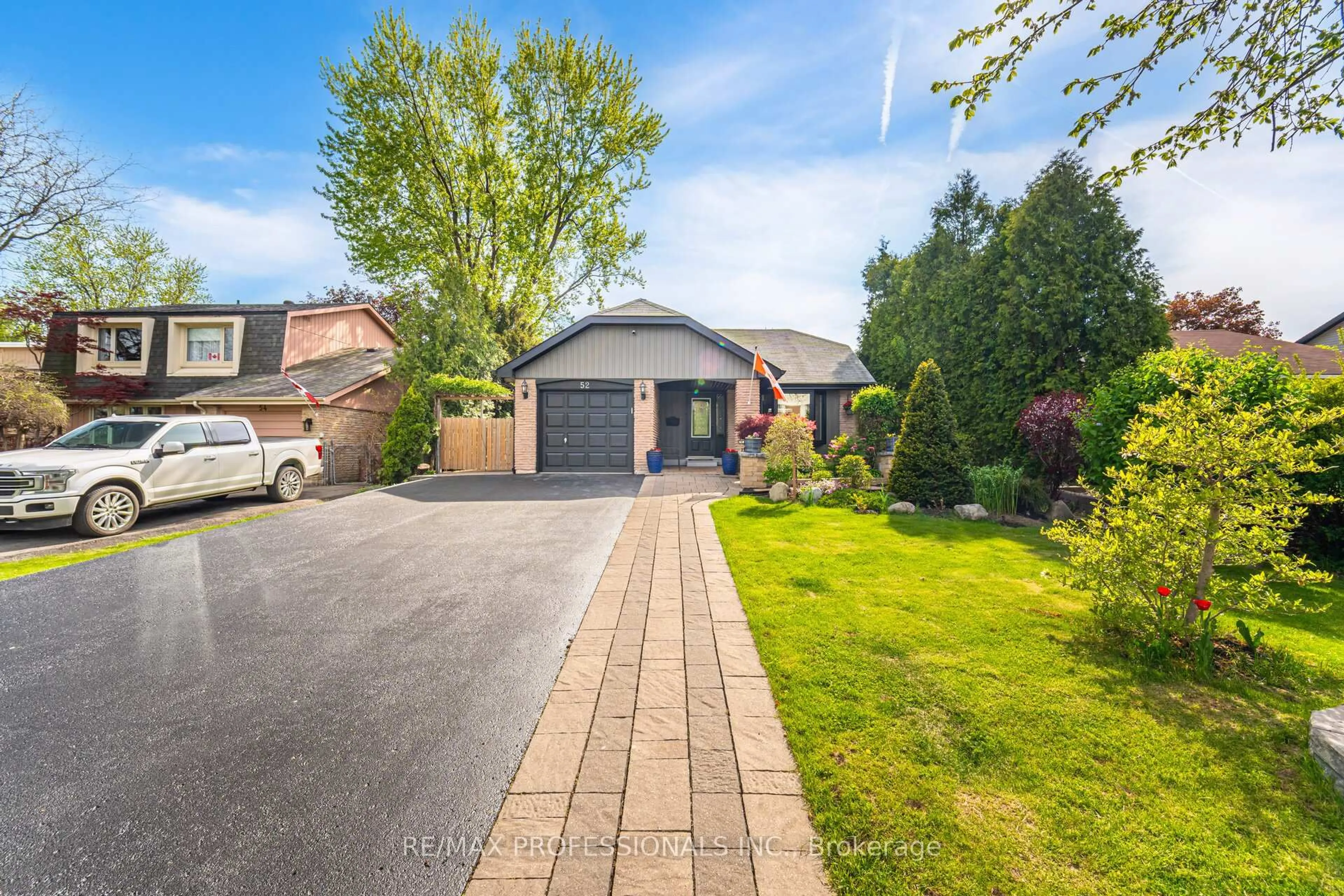 A pic from outside/outdoor area/front of a property/back of a property/a pic from drone, street for 52 Lorraine Cres, Brampton Ontario L6S 2R7