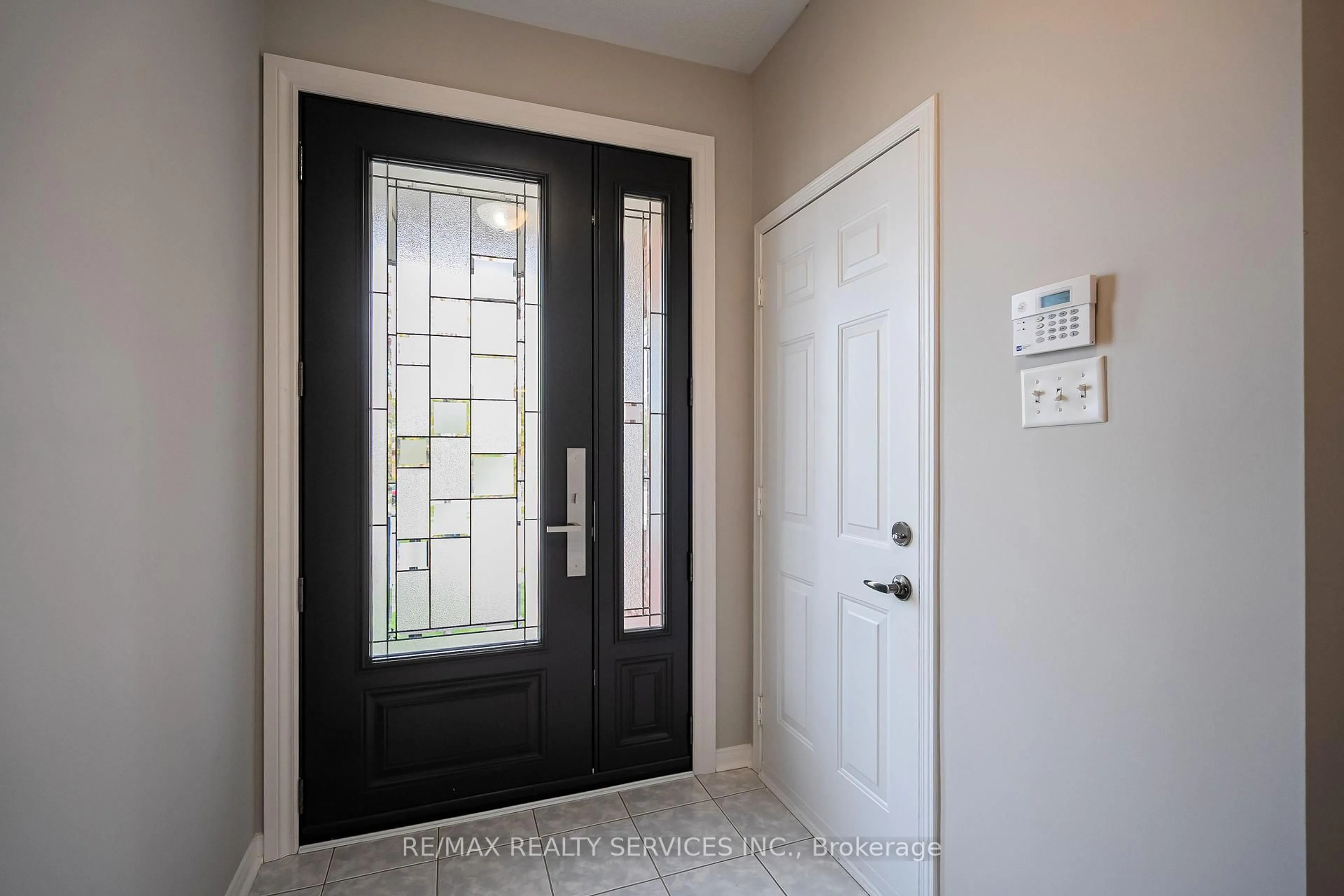 Indoor entryway for 45 Culture Cres, Brampton Ontario L6X 4X8