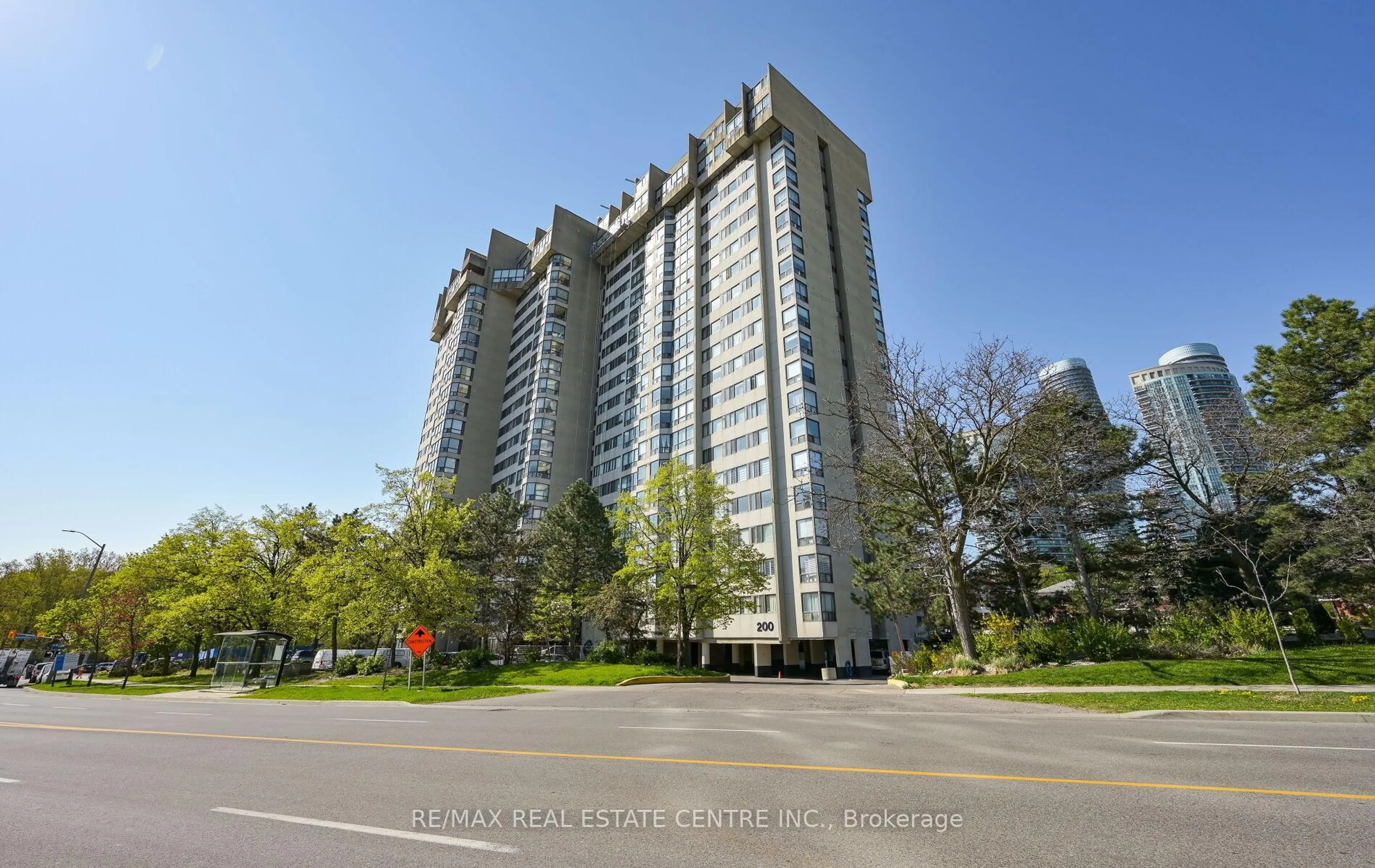 Indoor foyer for 200 Robert Speck Pkwy #2006, Mississauga Ontario L4Z 1S3