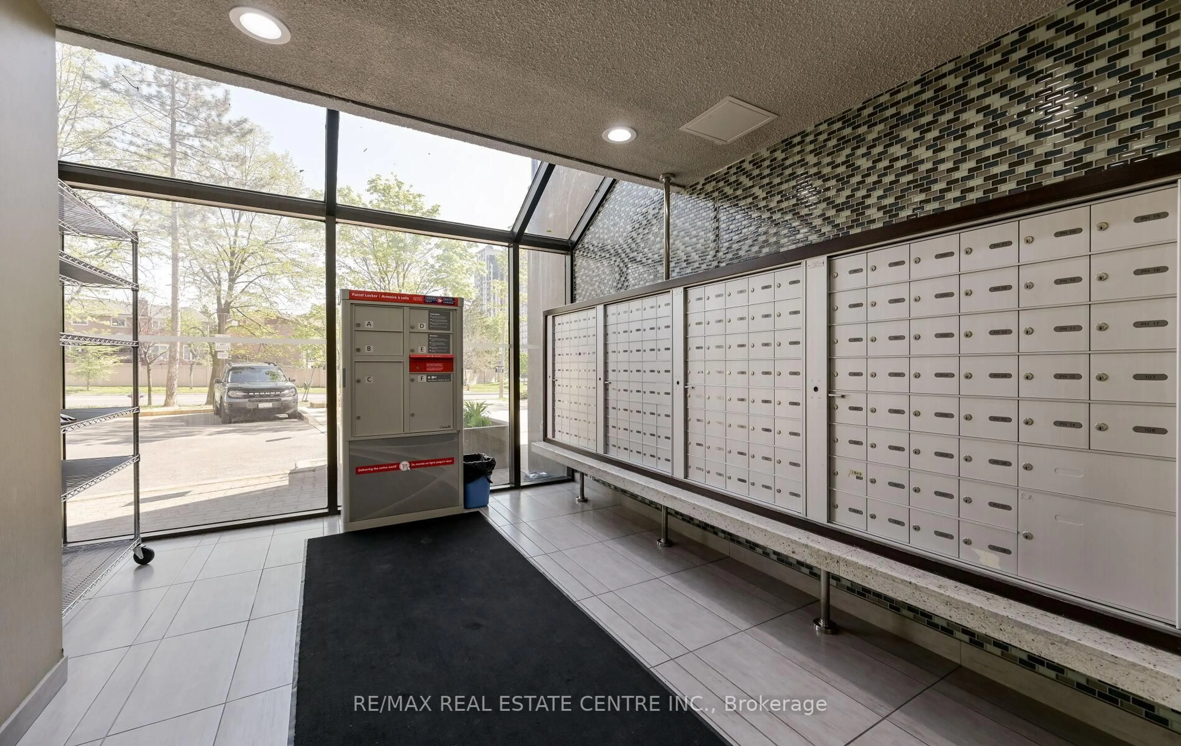 Indoor foyer for 200 Robert Speck Pkwy #2006, Mississauga Ontario L4Z 1S3