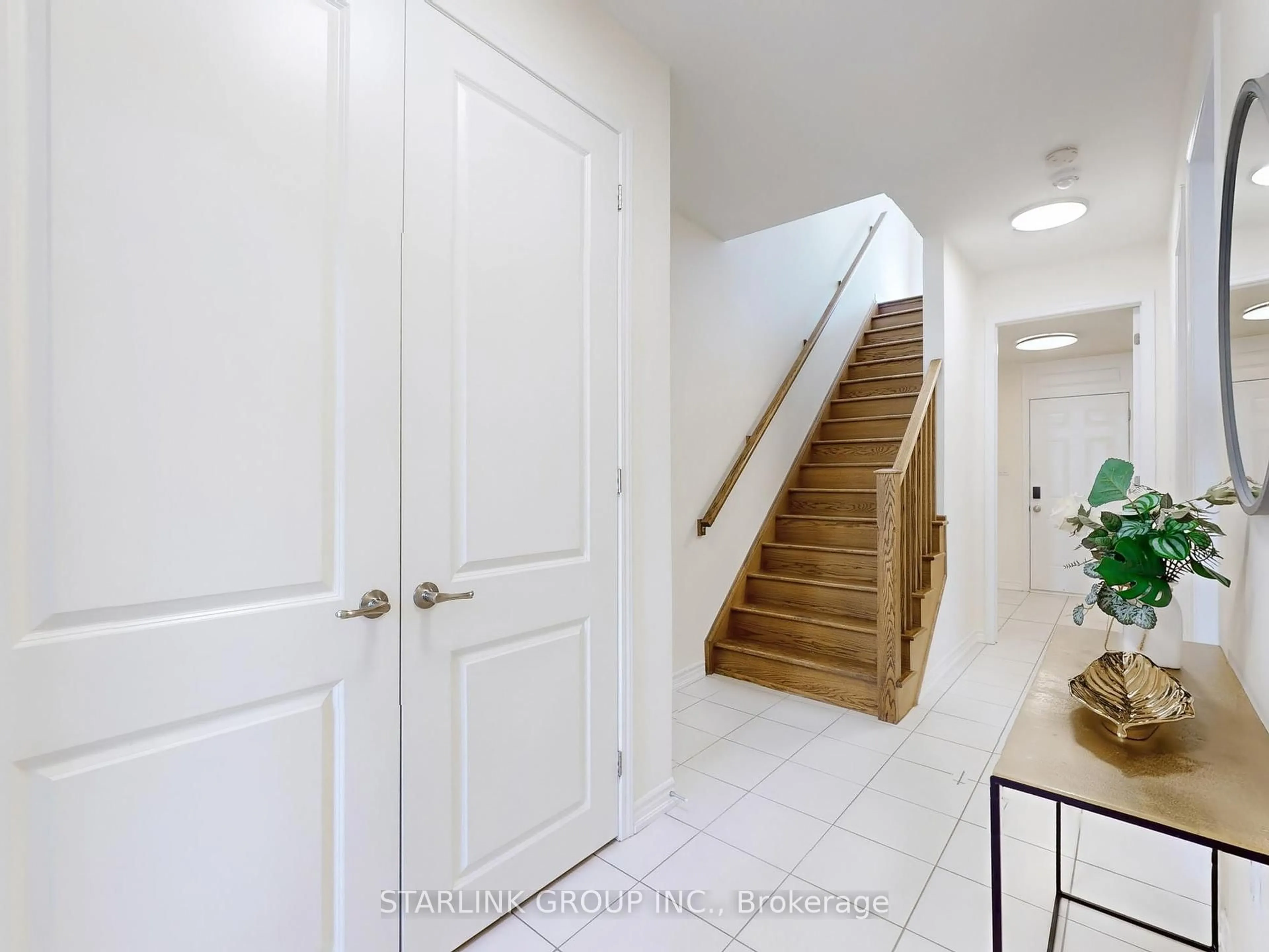 Indoor entryway for 3306 Carding Mill Tr, Oakville Ontario L6M 1S1