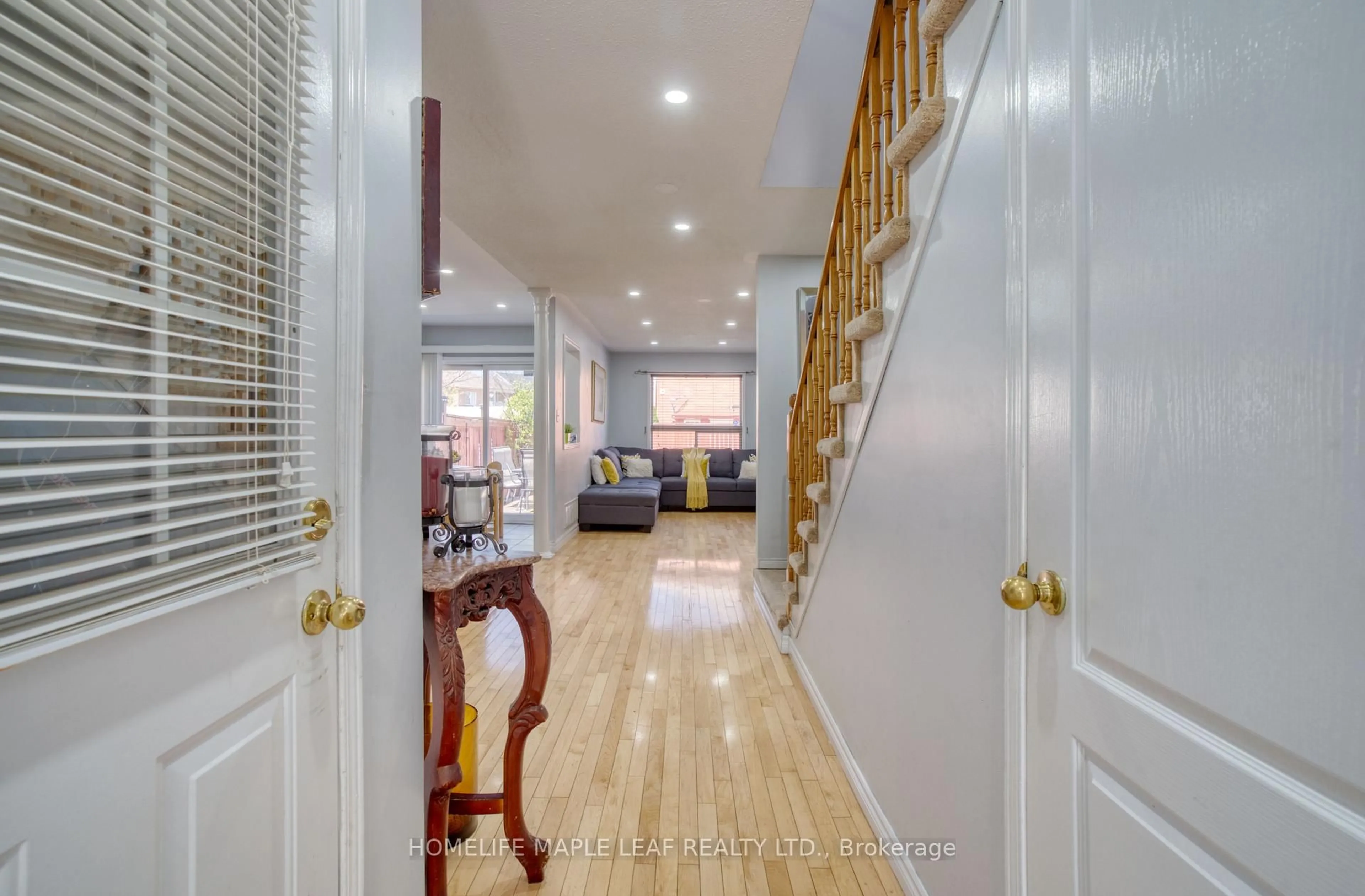 Indoor entryway for 44 Wilmont Crt, Brampton Ontario L6X 4Z6