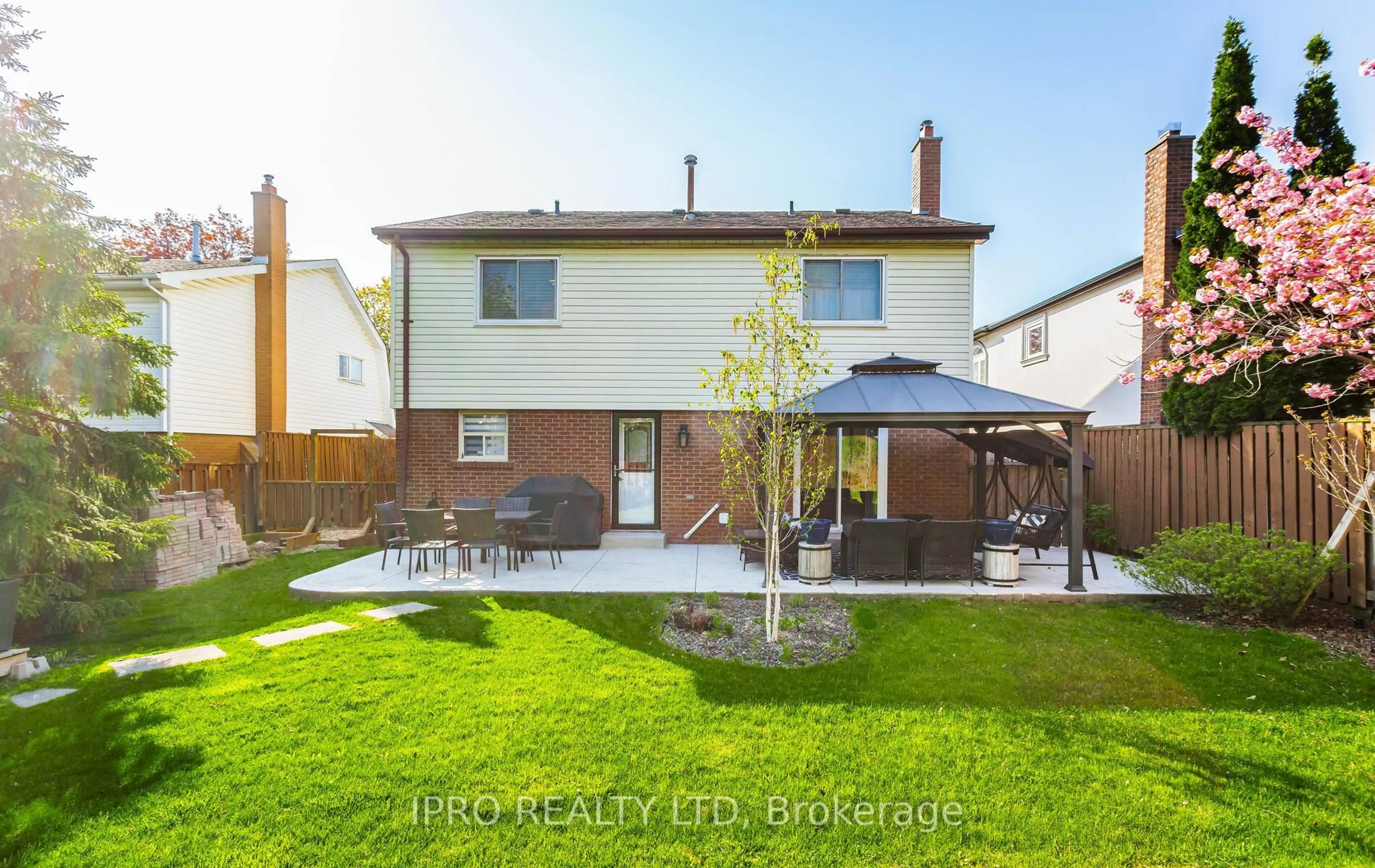 A pic from outside/outdoor area/front of a property/back of a property/a pic from drone, street for 77 Milford Cres, Brampton Ontario L6S 3E3