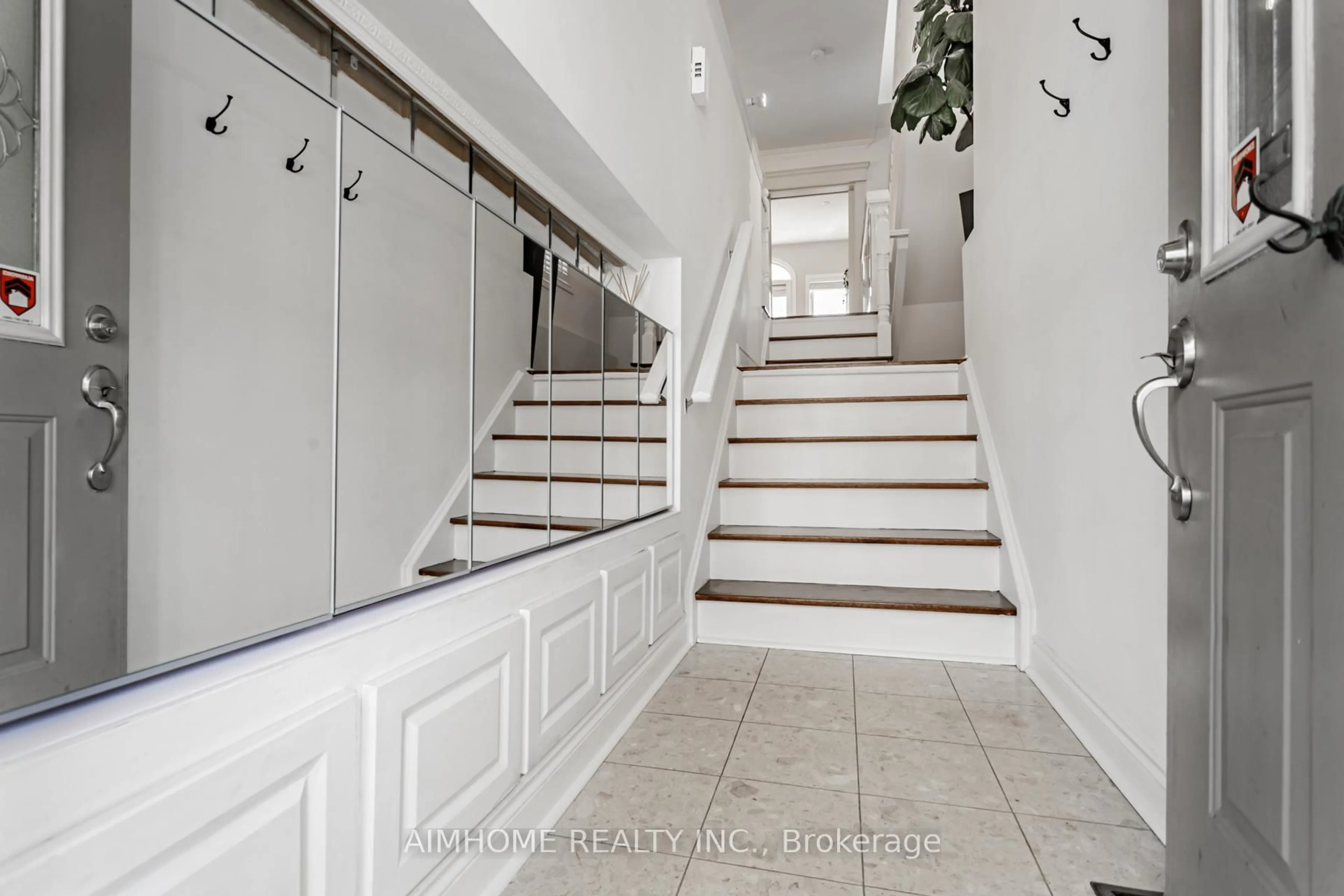 Indoor entryway for 2 Brownstone Lane, Toronto Ontario M8X 2Z6