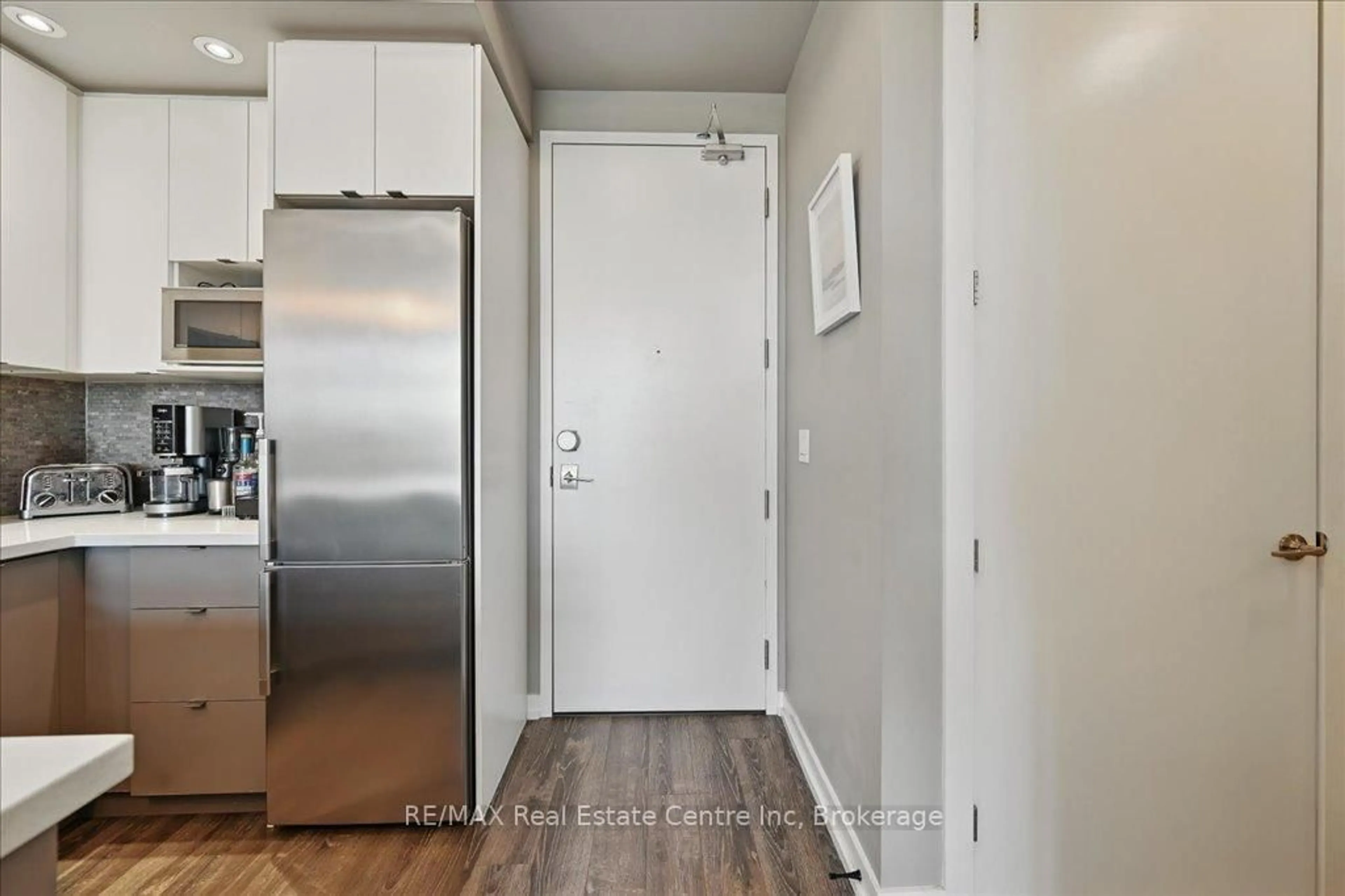 Indoor entryway for 457 Plains Rd #420, Burlington Ontario L7T 0B8