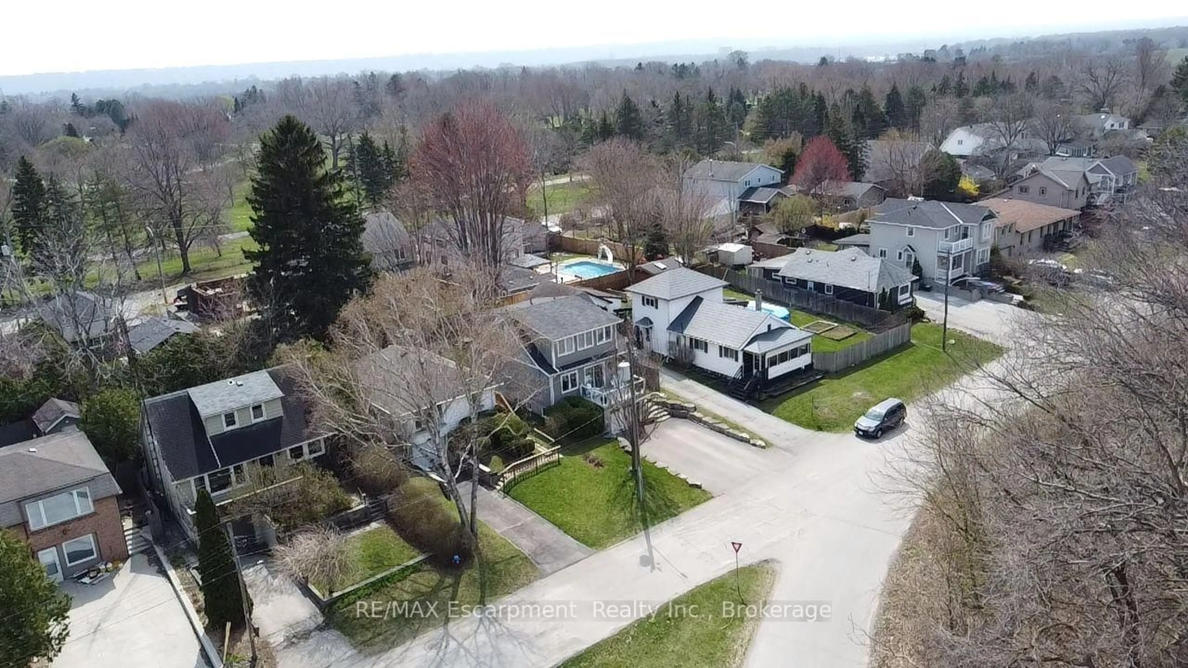 A pic from outside/outdoor area/front of a property/back of a property/a pic from drone, street for 1060 Brook View Ave, Burlington Ontario L7T 1V6