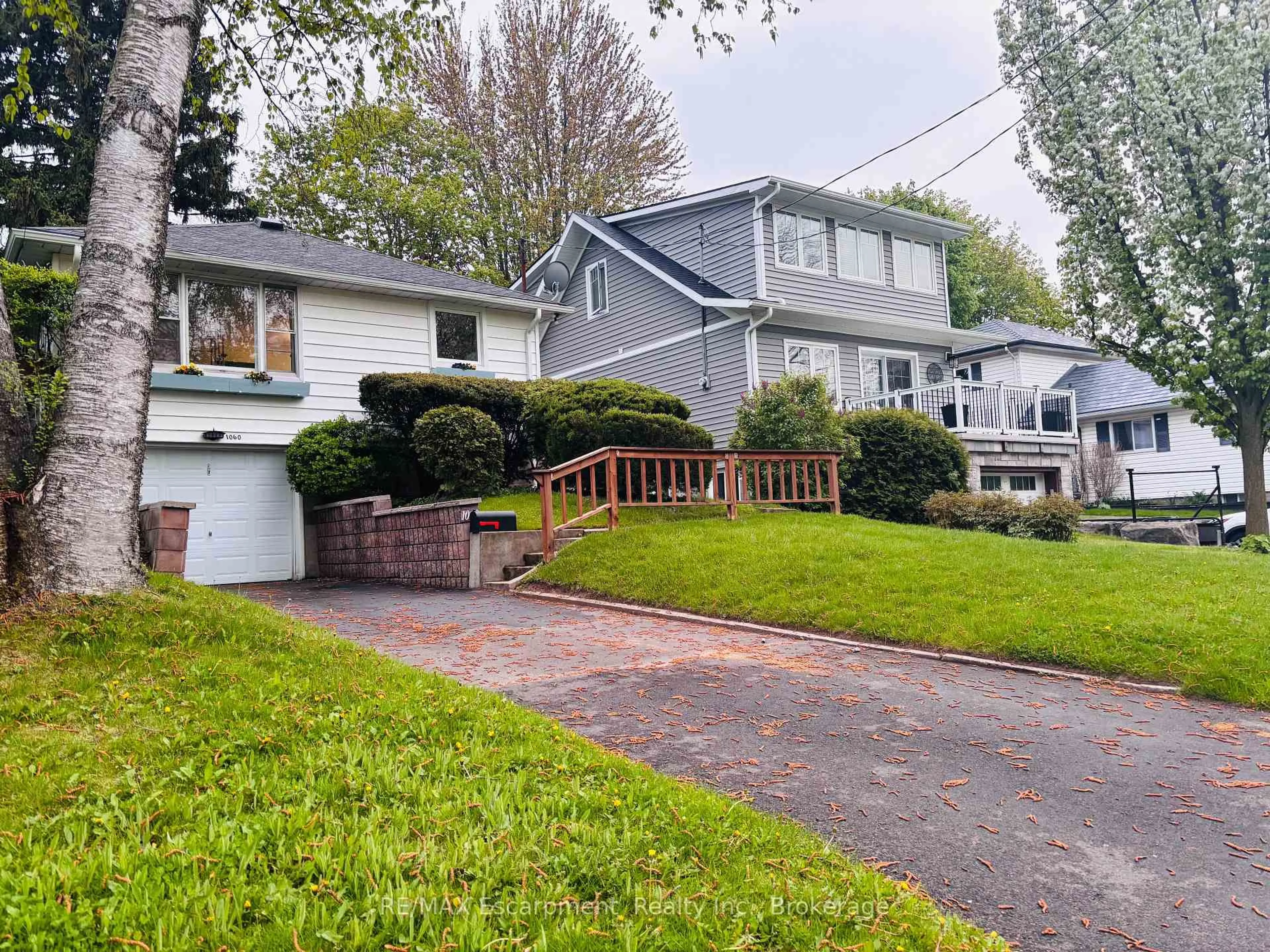 Home with vinyl exterior material, street for 1060 Brook View Ave, Burlington Ontario L7T 1V6
