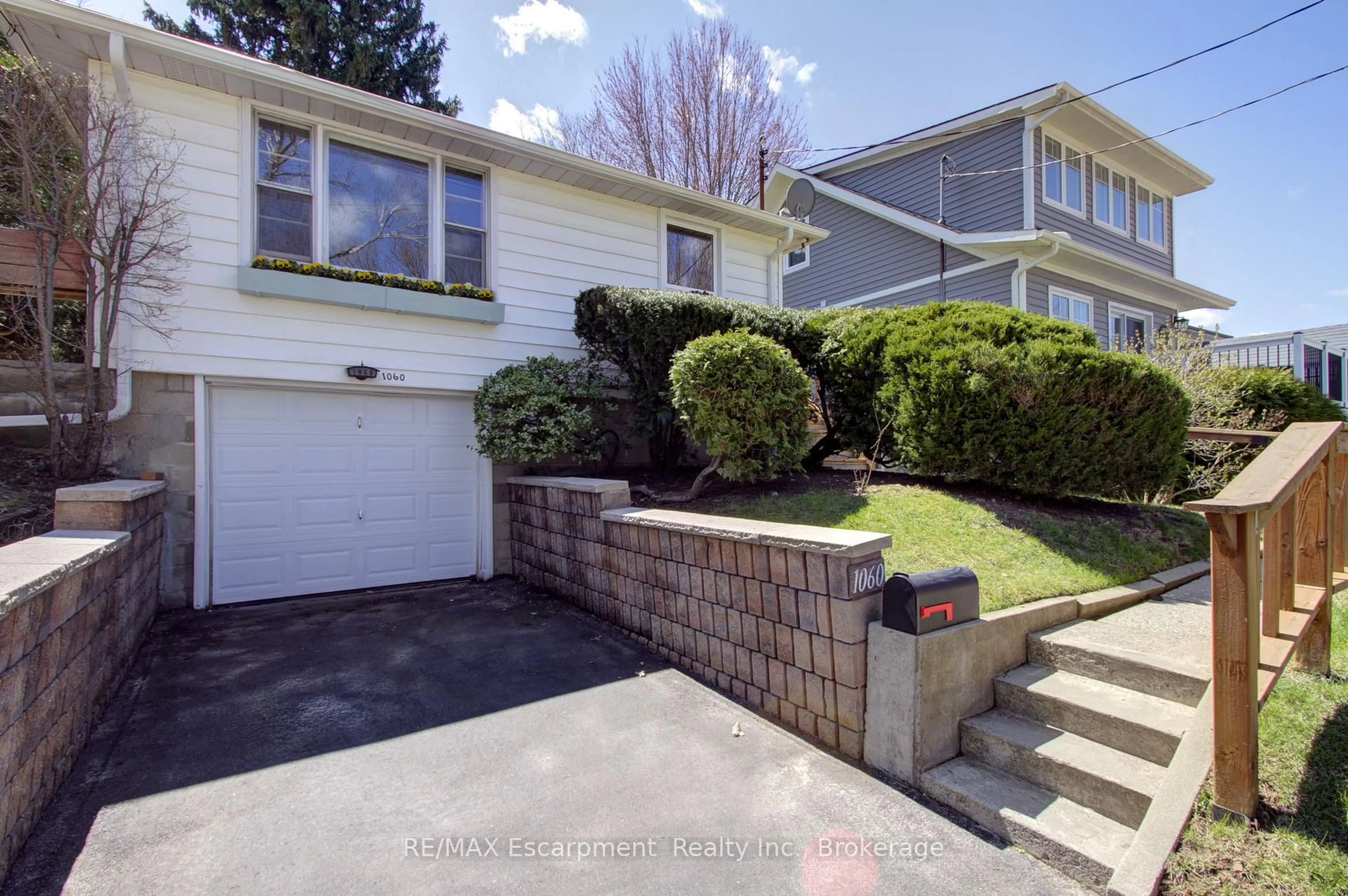 Home with vinyl exterior material, street for 1060 Brook View Ave, Burlington Ontario L7T 1V6
