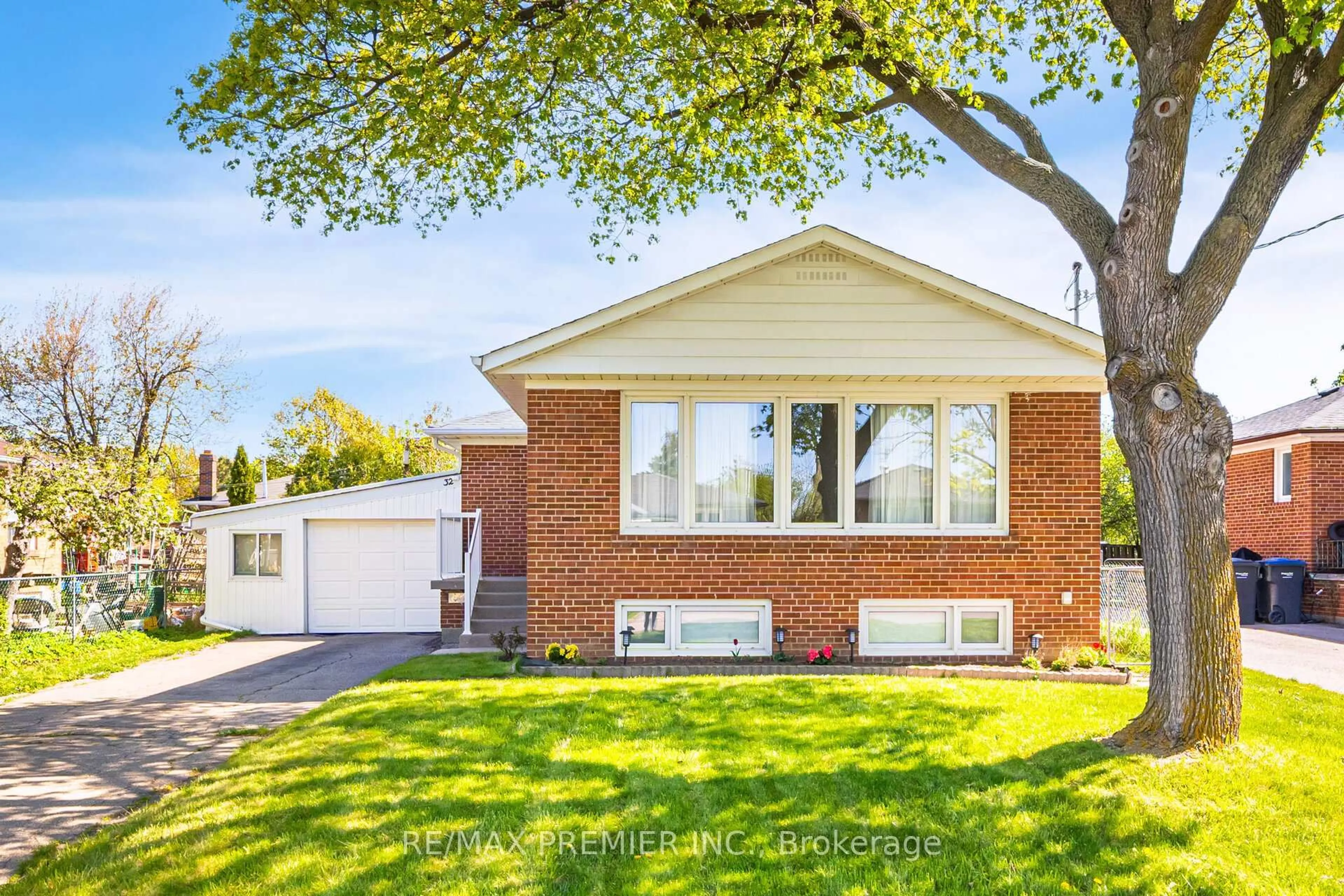 Home with brick exterior material, street for 32 Edgemont Dr, Brampton Ontario L6V 1L1